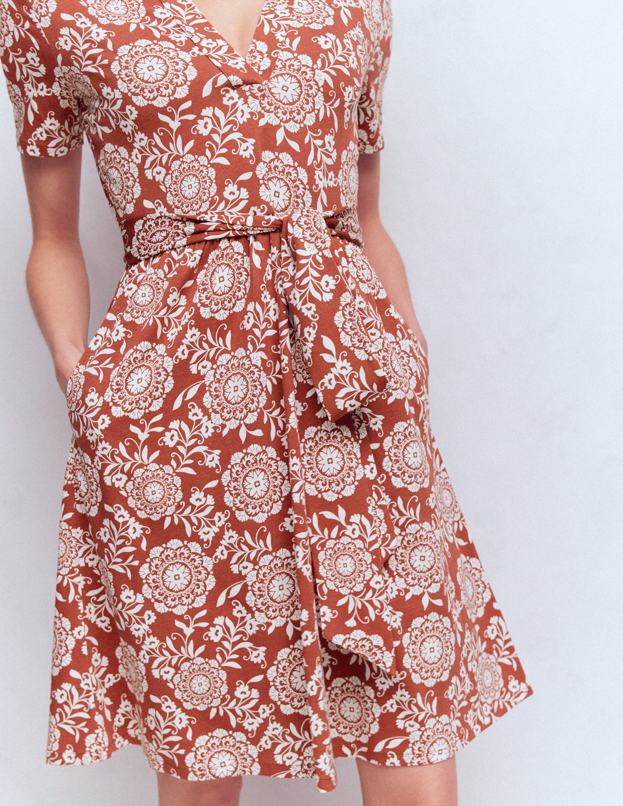 Daisy Ausgestelltes Jerseykleid-Braun, Dekorative Blüten - Image 2