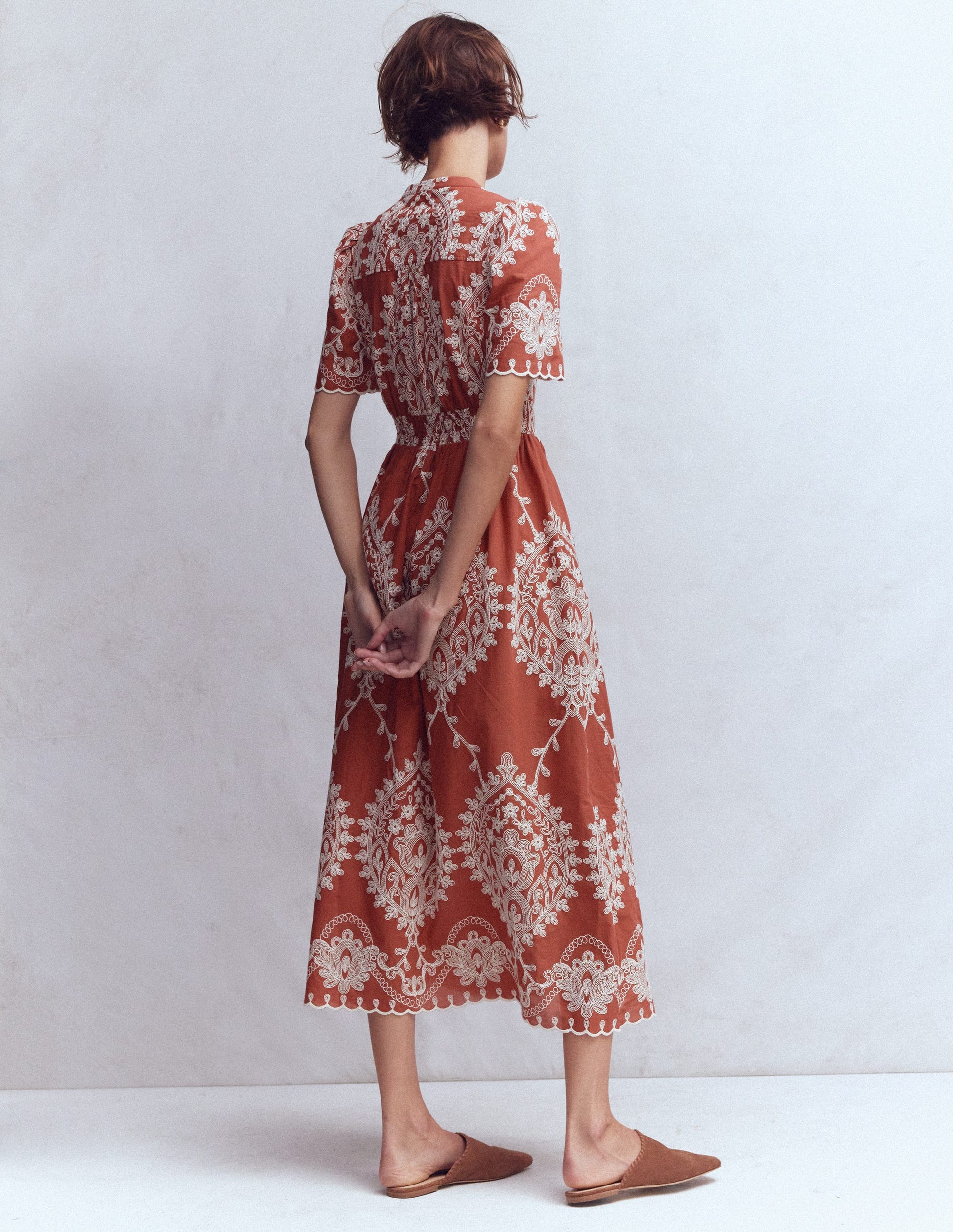 Ivy Baumwoll-Midikleid mit Knopfleiste-Rostrot Stickerei-3