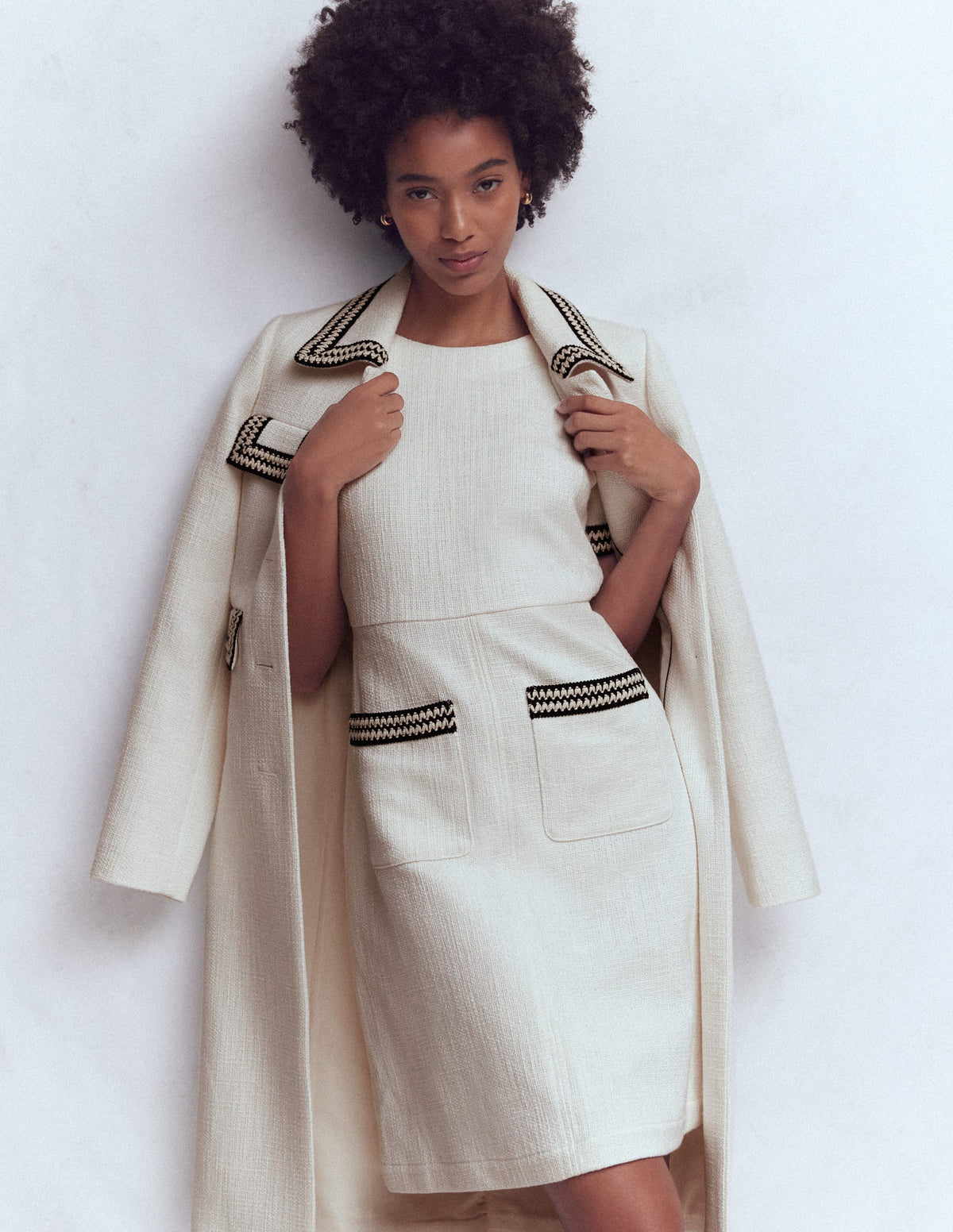 Kurzes Kleid in A-Linie mit Besätzen-Naturweiß - Image 1