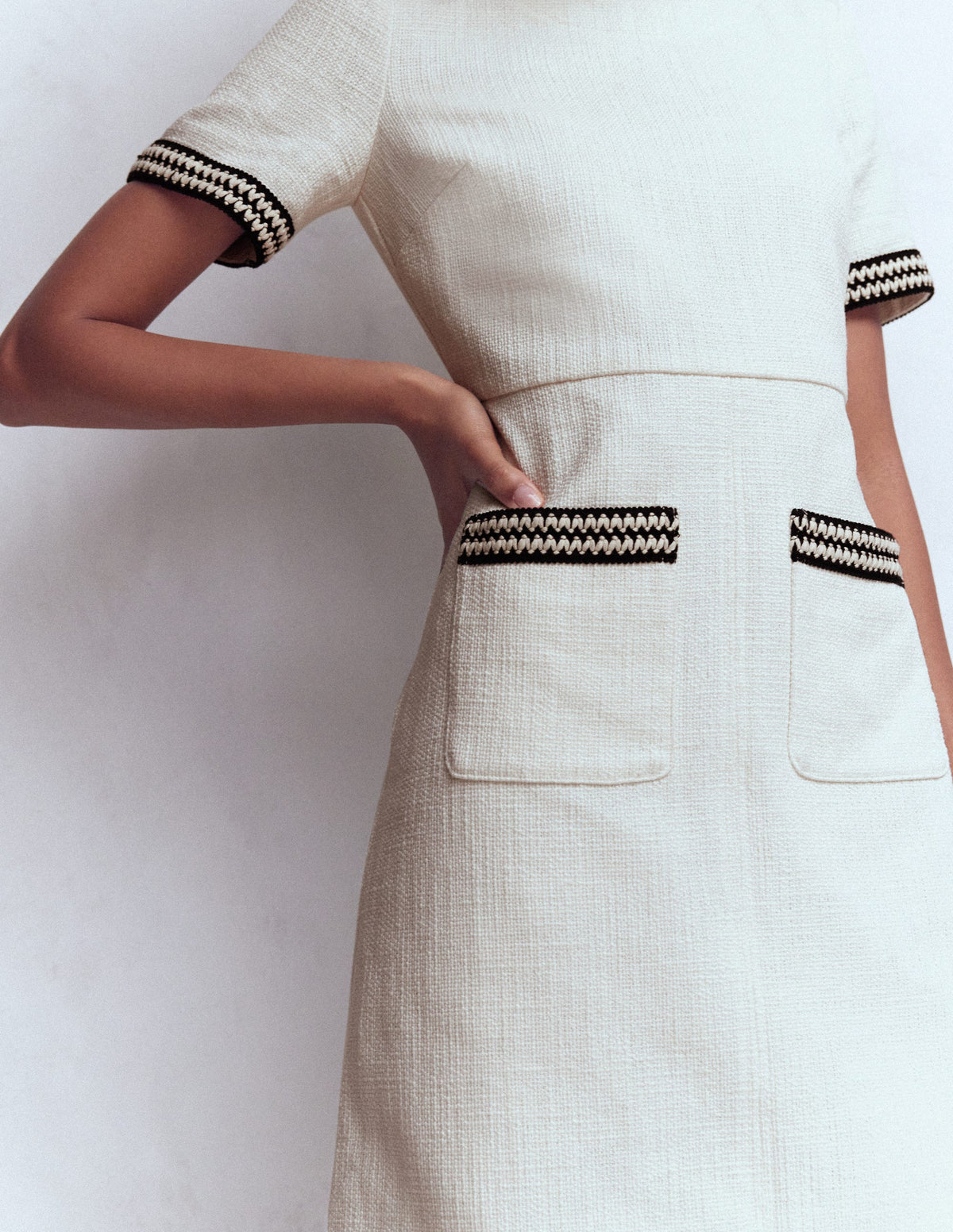 Kurzes Kleid in A-Linie mit Besätzen-Naturweiß - Image 2