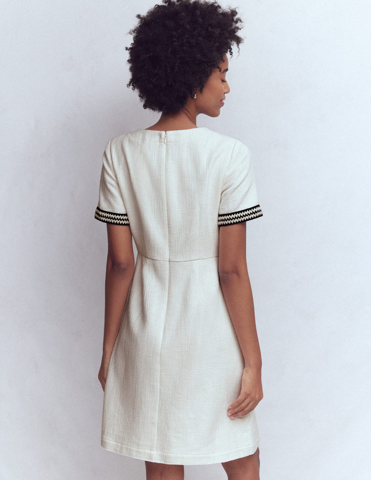 Kurzes Kleid in A-Linie mit Besätzen-Naturweiß-3