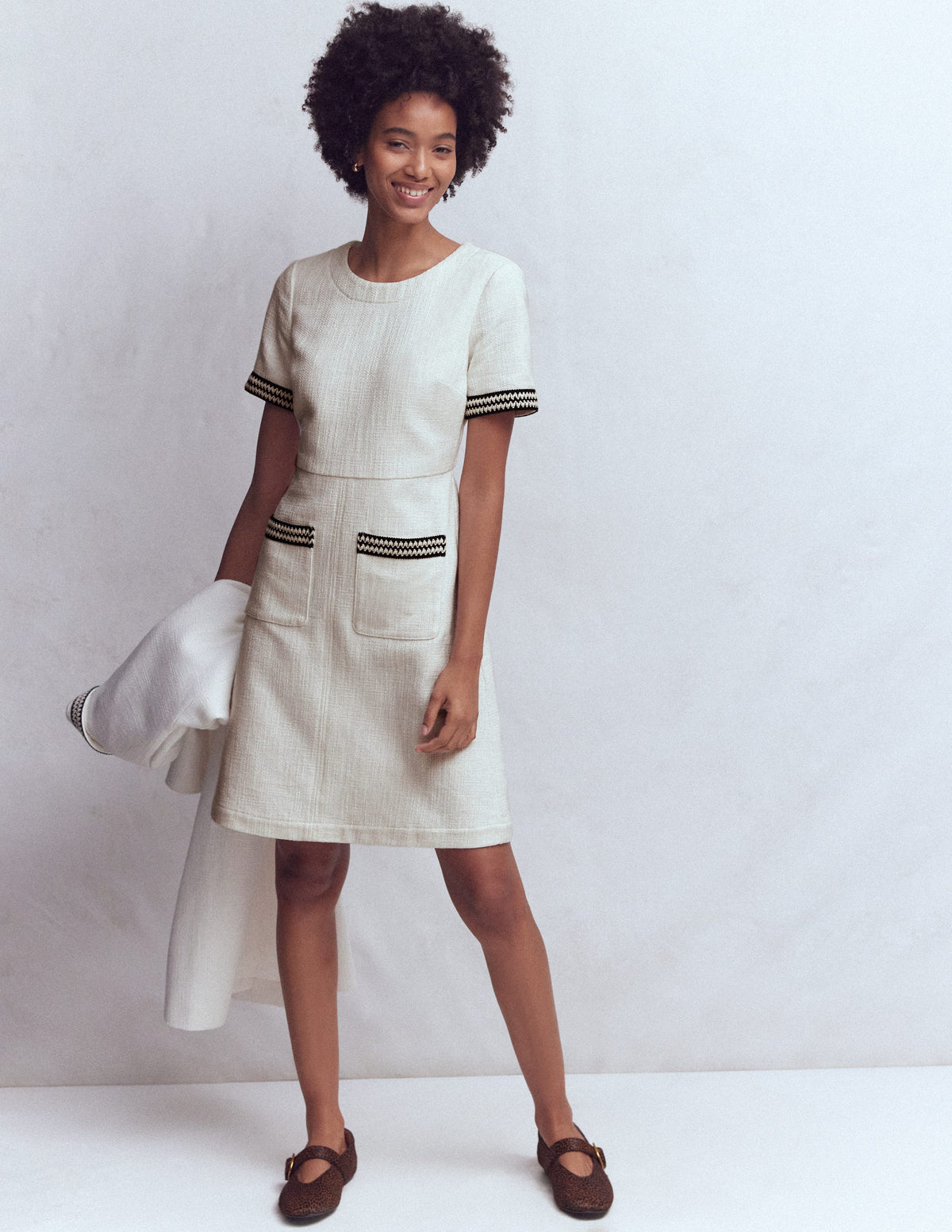 Kurzes Kleid in A-Linie mit Besätzen-Naturweiß-4