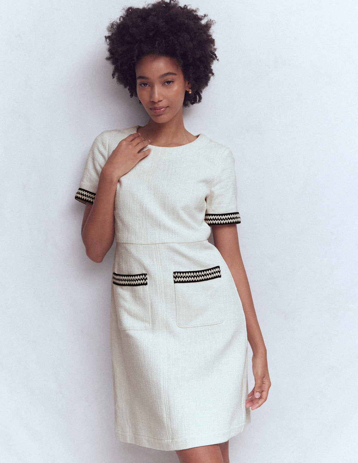 Kurzes Kleid in A-Linie mit Besätzen-Naturweiß-5