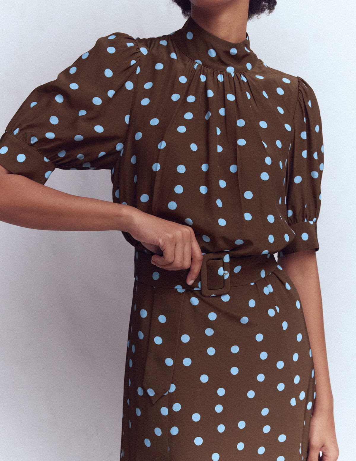 Hochgeschlossenes Kleid mit Gürtel-Umbra, Gemalte Tupfen-2