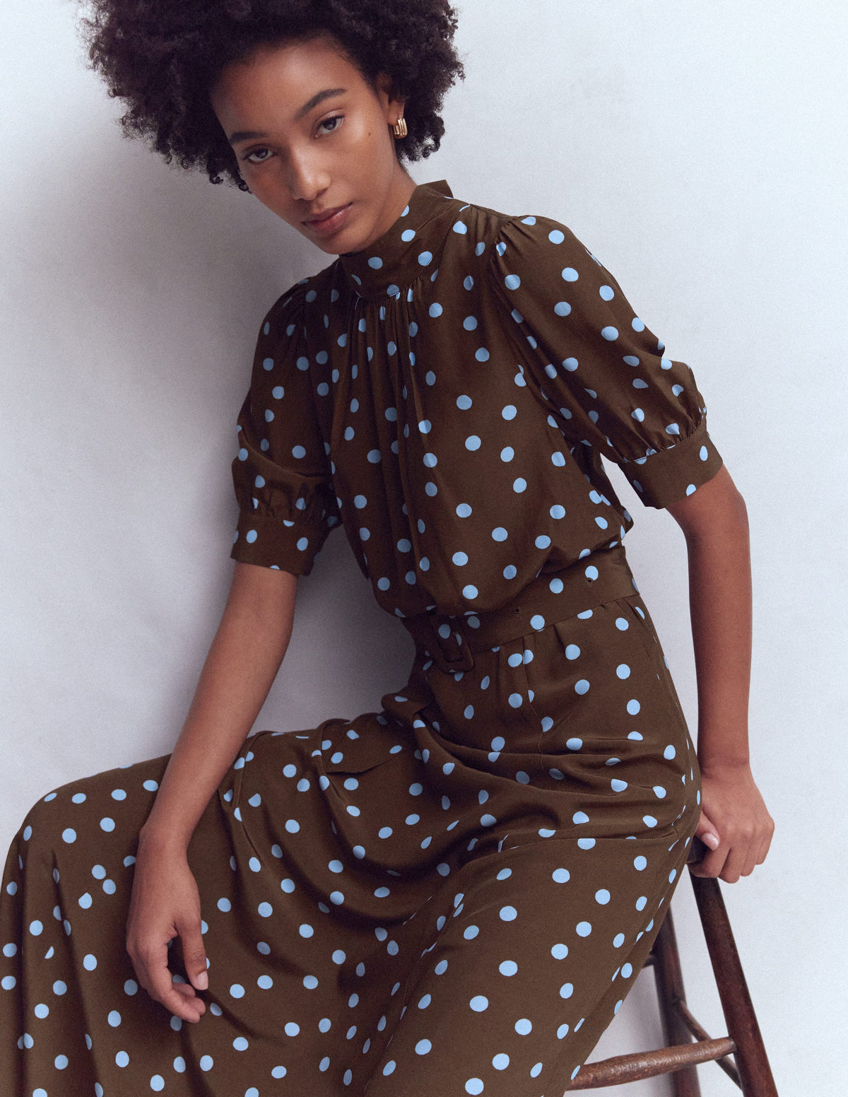 Hochgeschlossenes Kleid mit Gürtel-Umbra, Gemalte Tupfen-4
