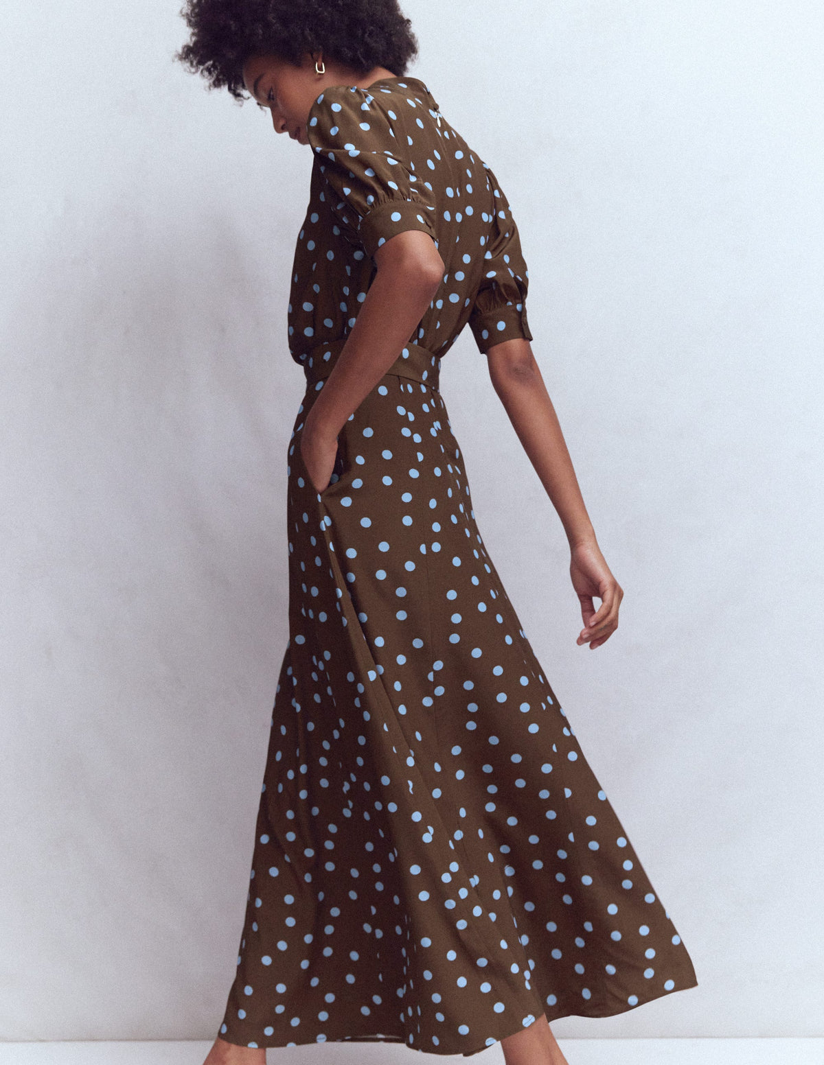 Hochgeschlossenes Kleid mit Gürtel-Umbra, Gemalte Tupfen-5