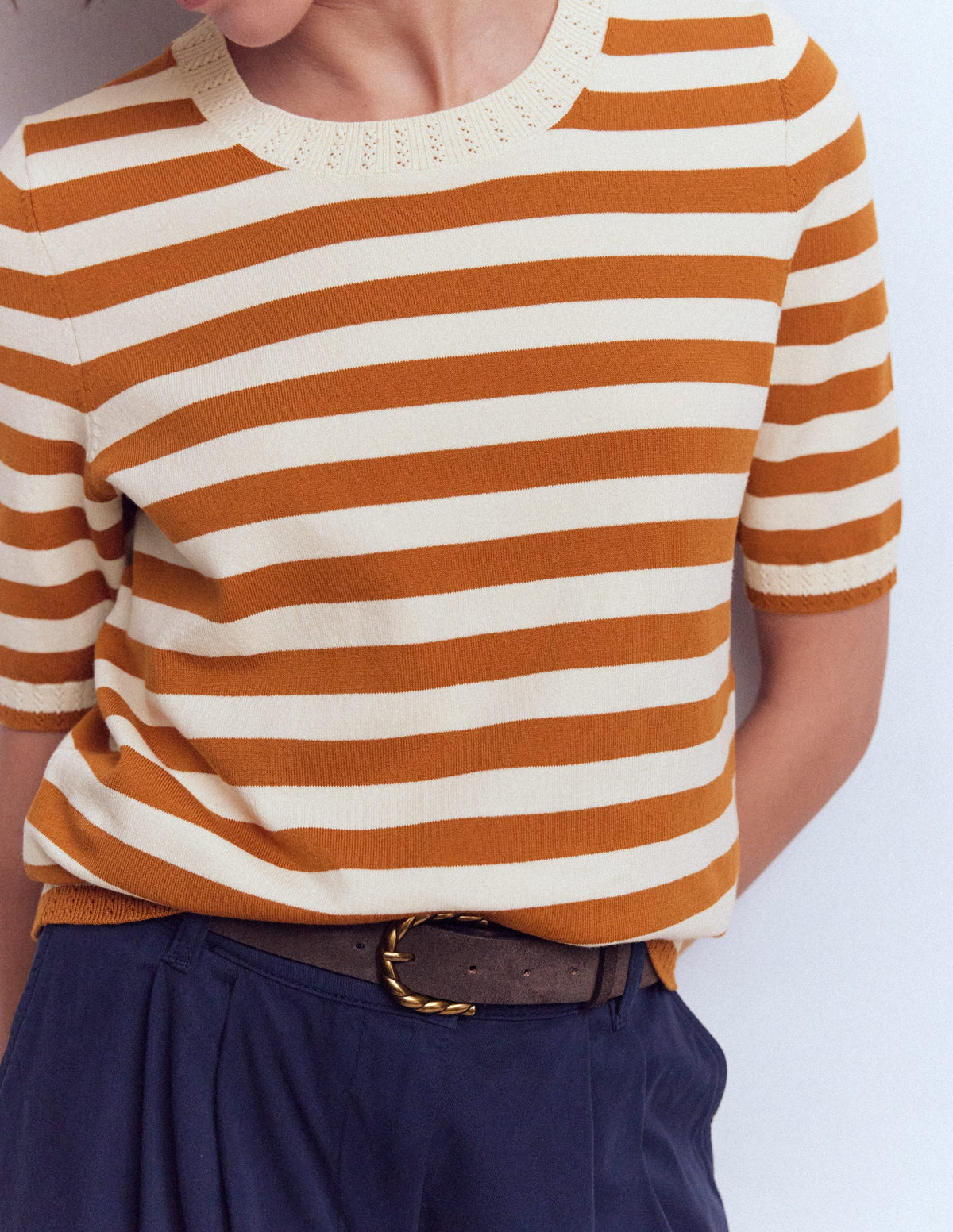 T-shirt col rond Emilia en coton-Cognac/ivoire chaud - Image 2