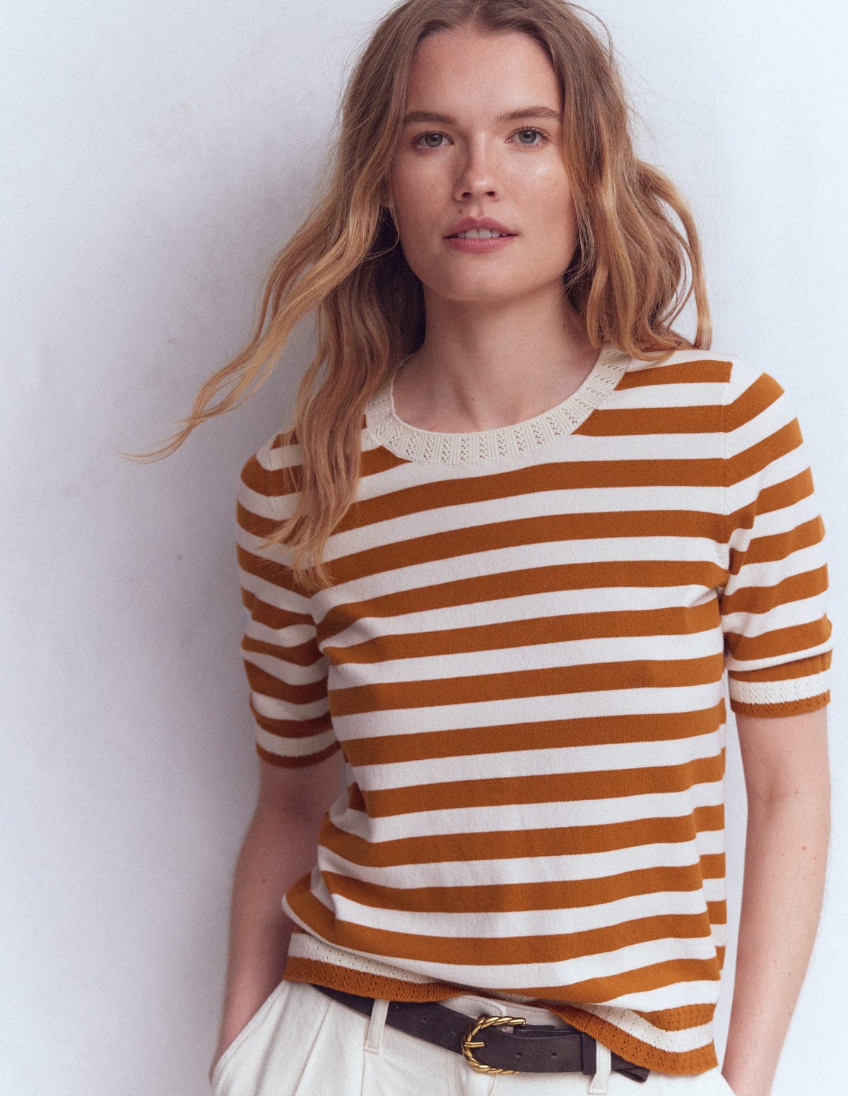 T-shirt col rond Emilia en coton-Cognac/ivoire chaud - Image 5
