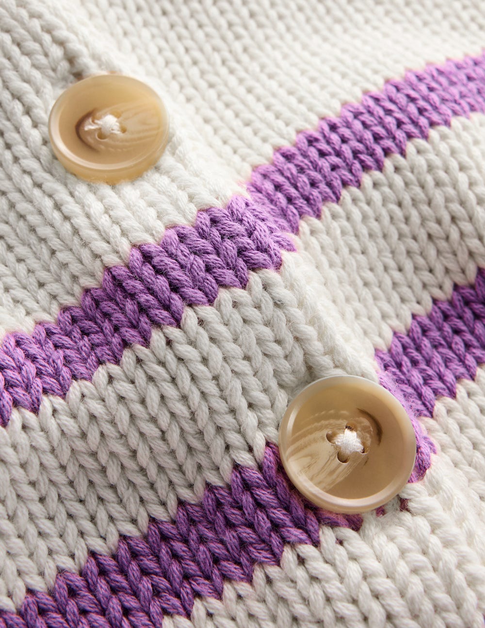 Lucy Grob gestrickte Baumwollstrickjacke-Warmes Naturweiß/Maulbeerlila - Image 7