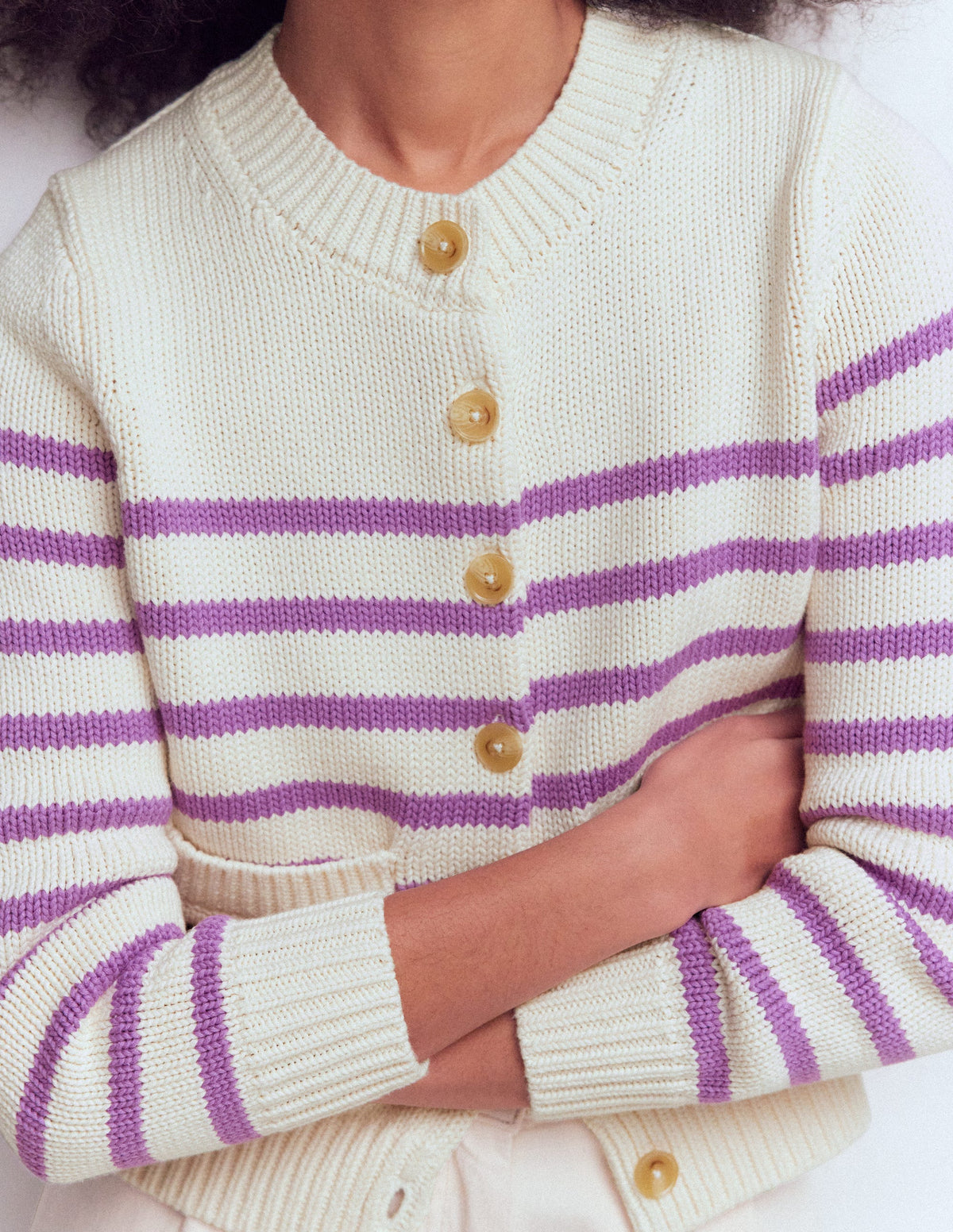 Lucy Grob gestrickte Baumwollstrickjacke-Warmes Naturweiß/Maulbeerlila-2