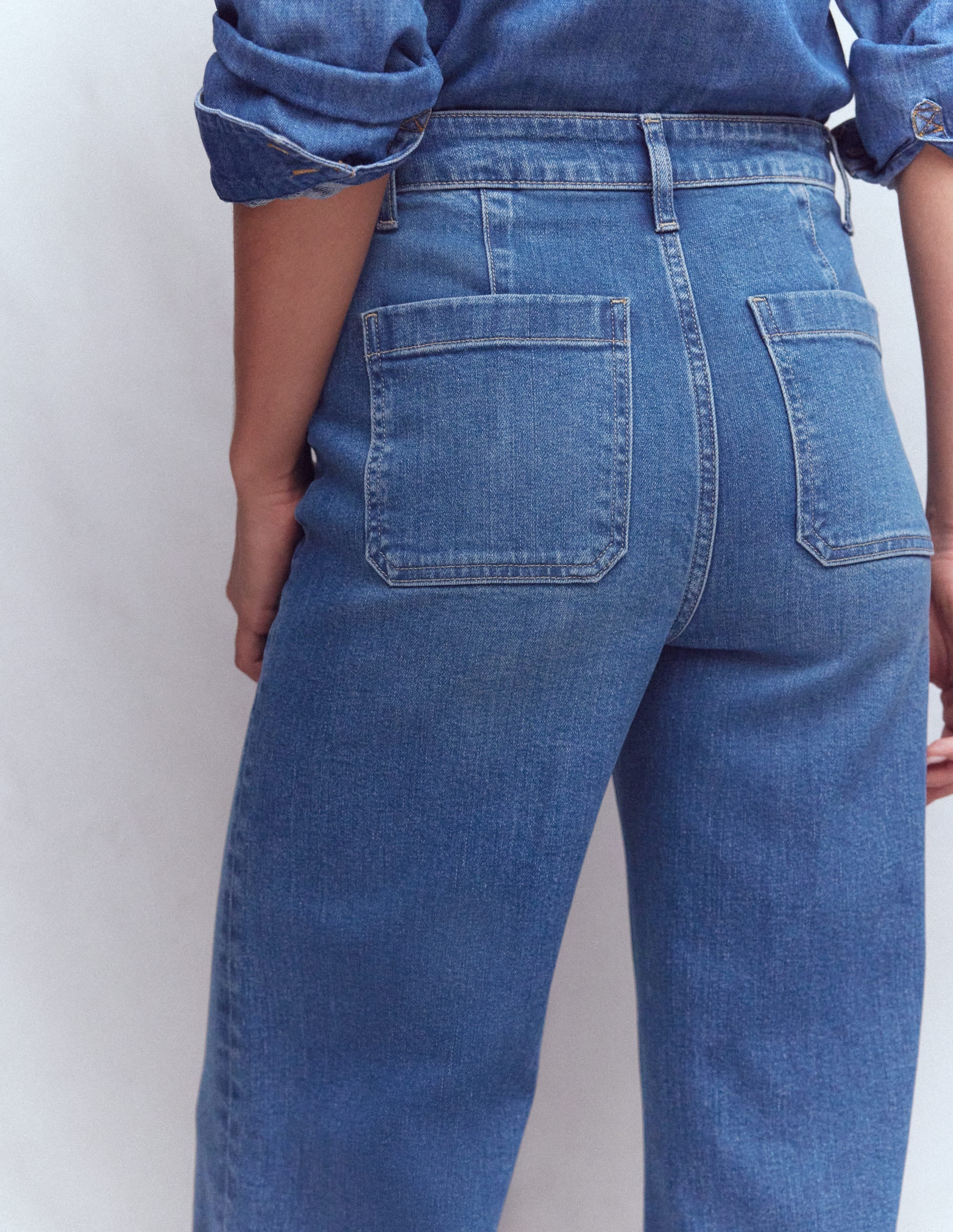 Ausgestellte Jeans mit aufgesetzter Tasche-Mittlere Waschung - Image 6