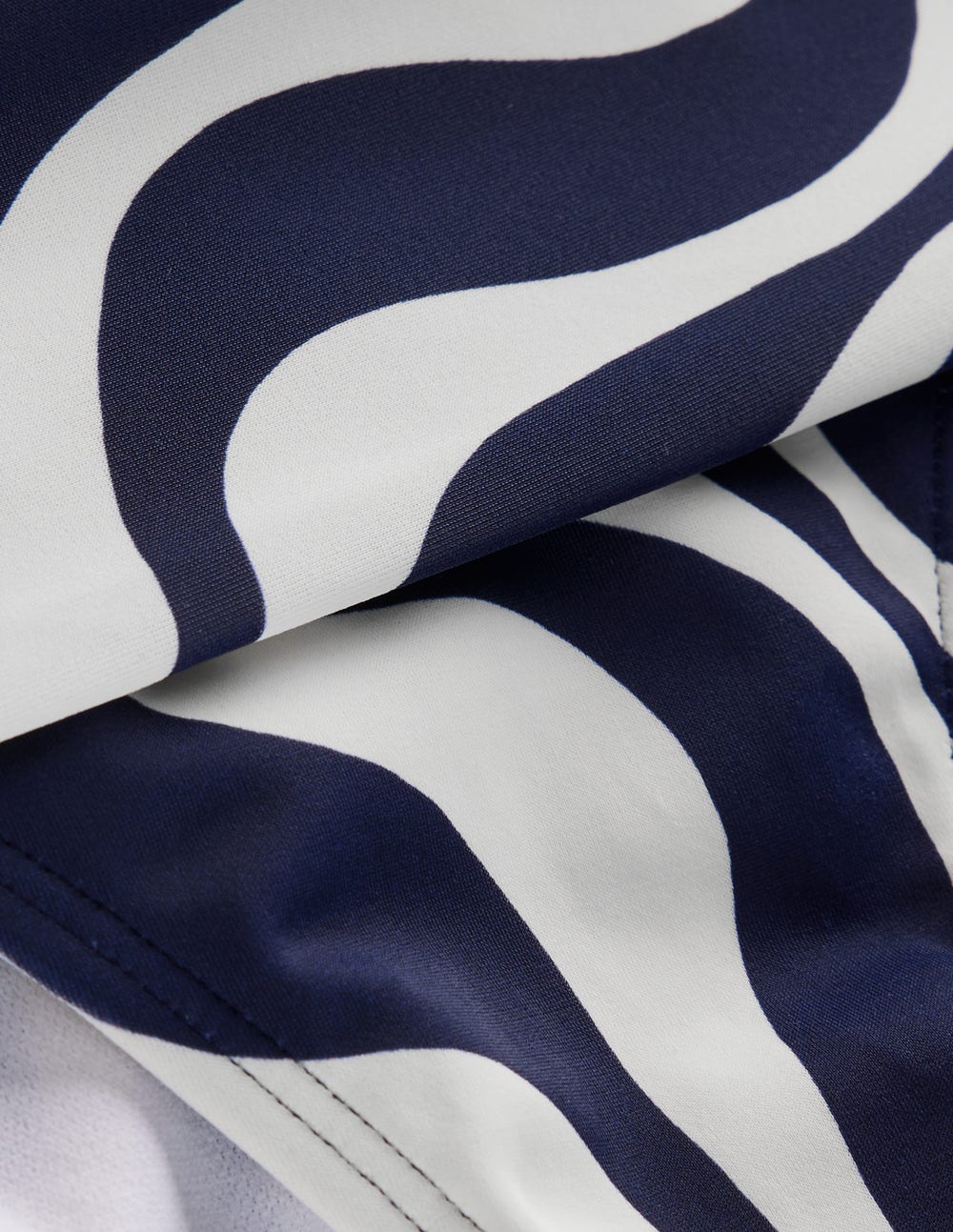 Klassische Bikinihose mit umgeschlagenem Bund-Marineblau, Rhythmische Welle - Image 7
