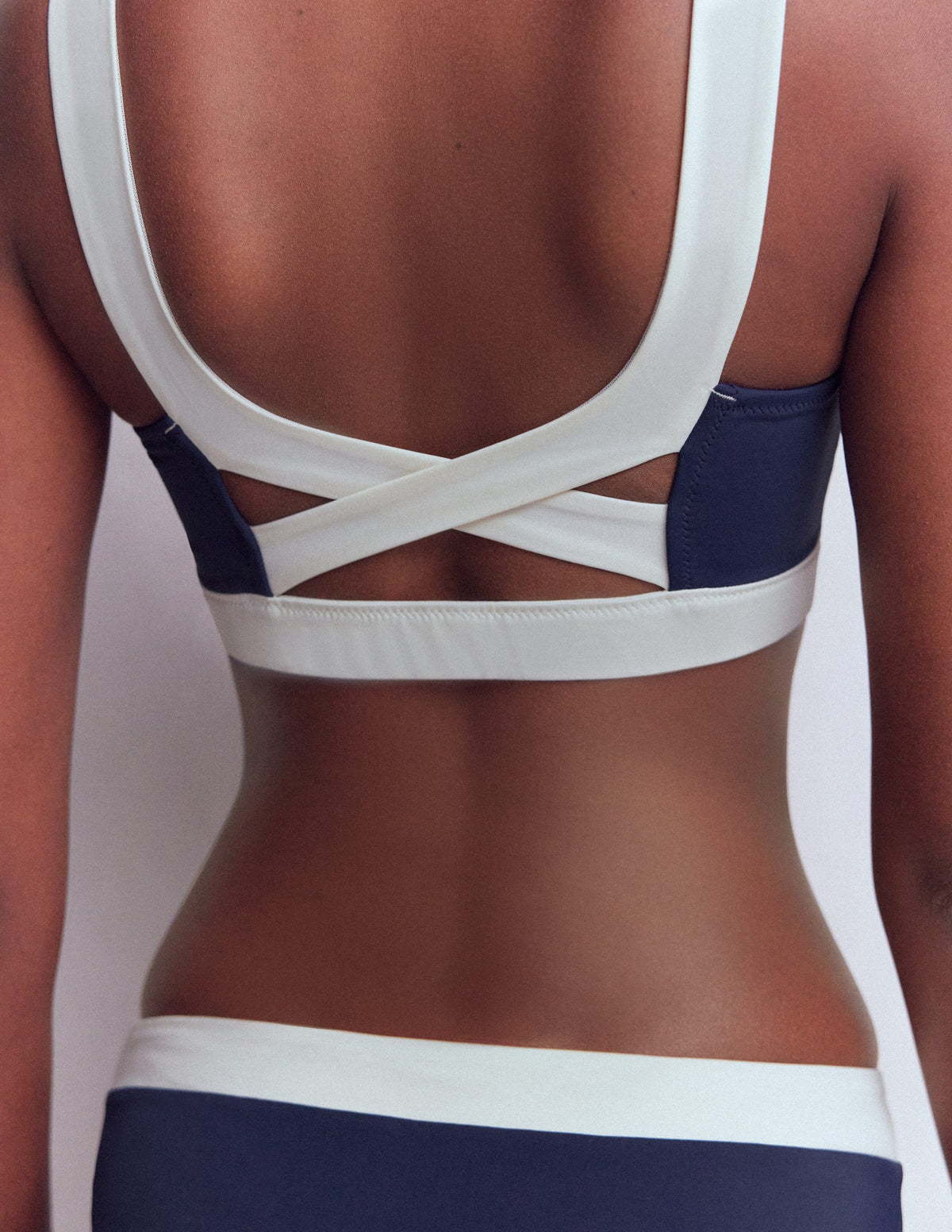 Haut de bikini Campania croisé dans le dos-Bleu marine, colourblock ivoire - Image 4