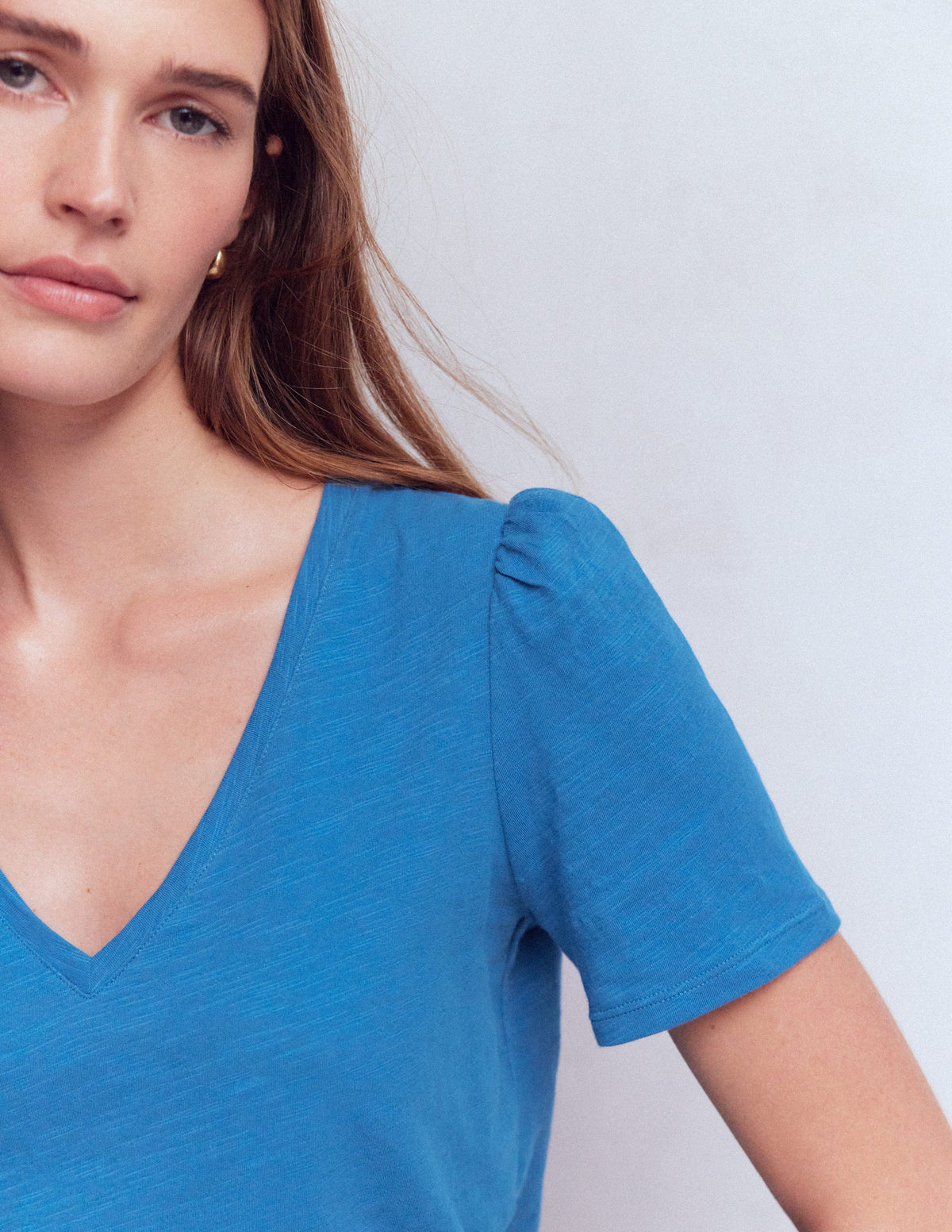 Sophie Flammgarn-T-Shirt mit V-Ausschnitt-Vallarta Blue - Image 2