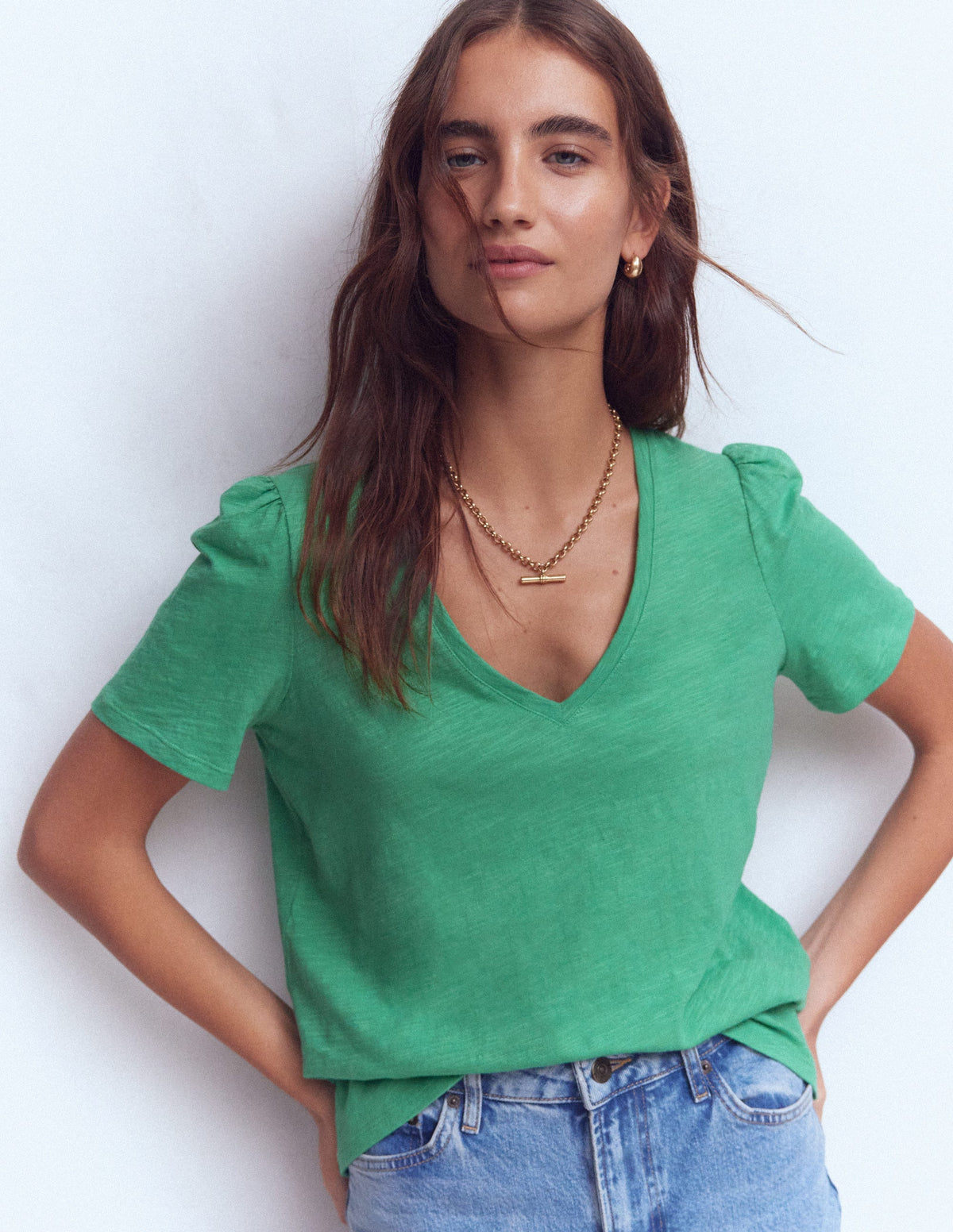 Sophie Flammgarn-T-Shirt mit V-Ausschnitt-Aloe Grün-1
