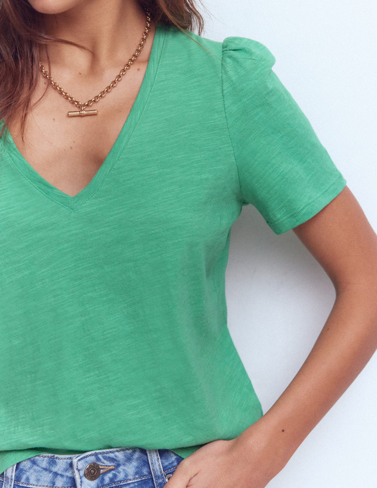 Sophie Flammgarn-T-Shirt mit V-Ausschnitt-Aloe Grün-2