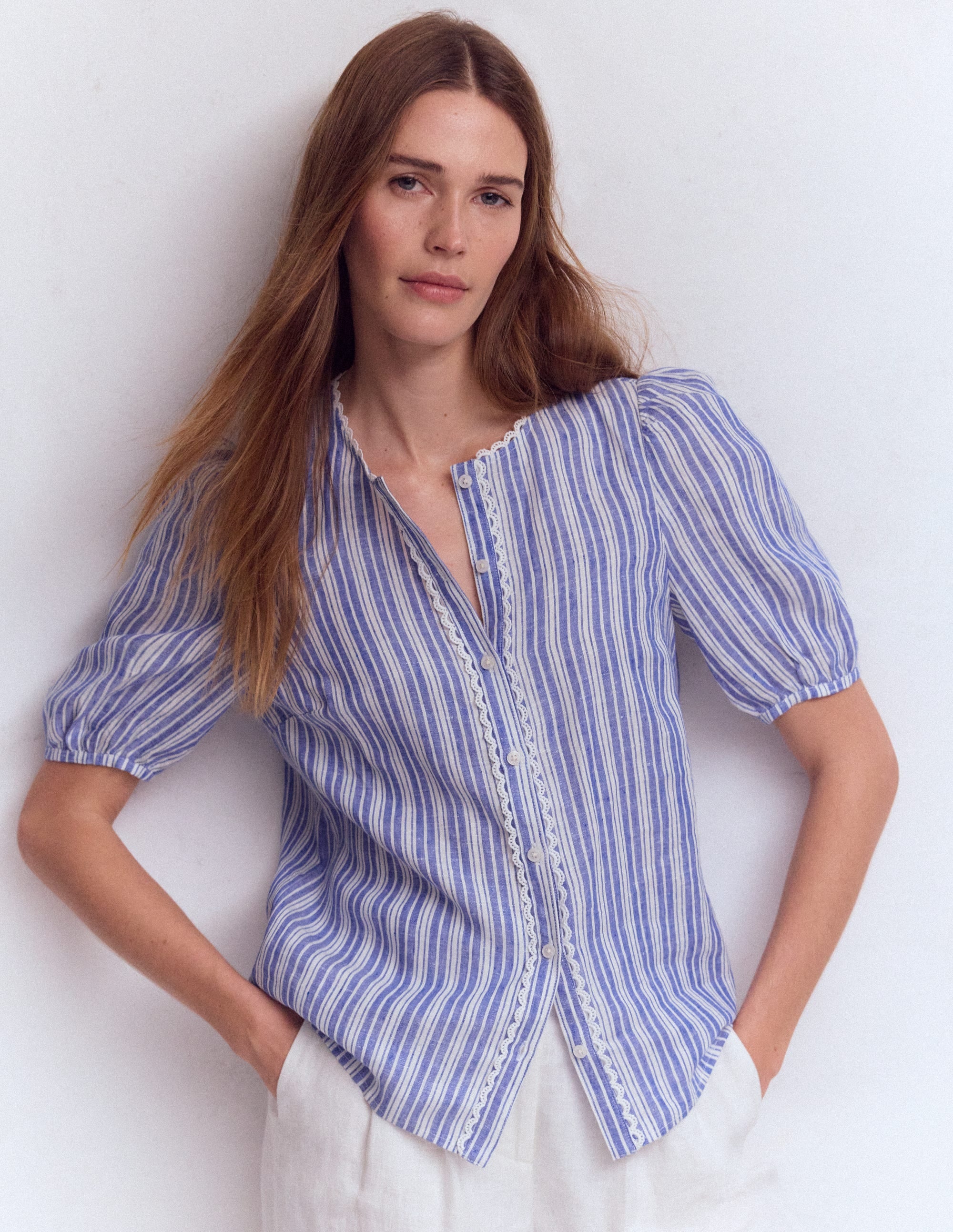 Leah Kurzärmeliges Leinenoberteil-Leuchtendes Blau Bunte Streifen - Image 1