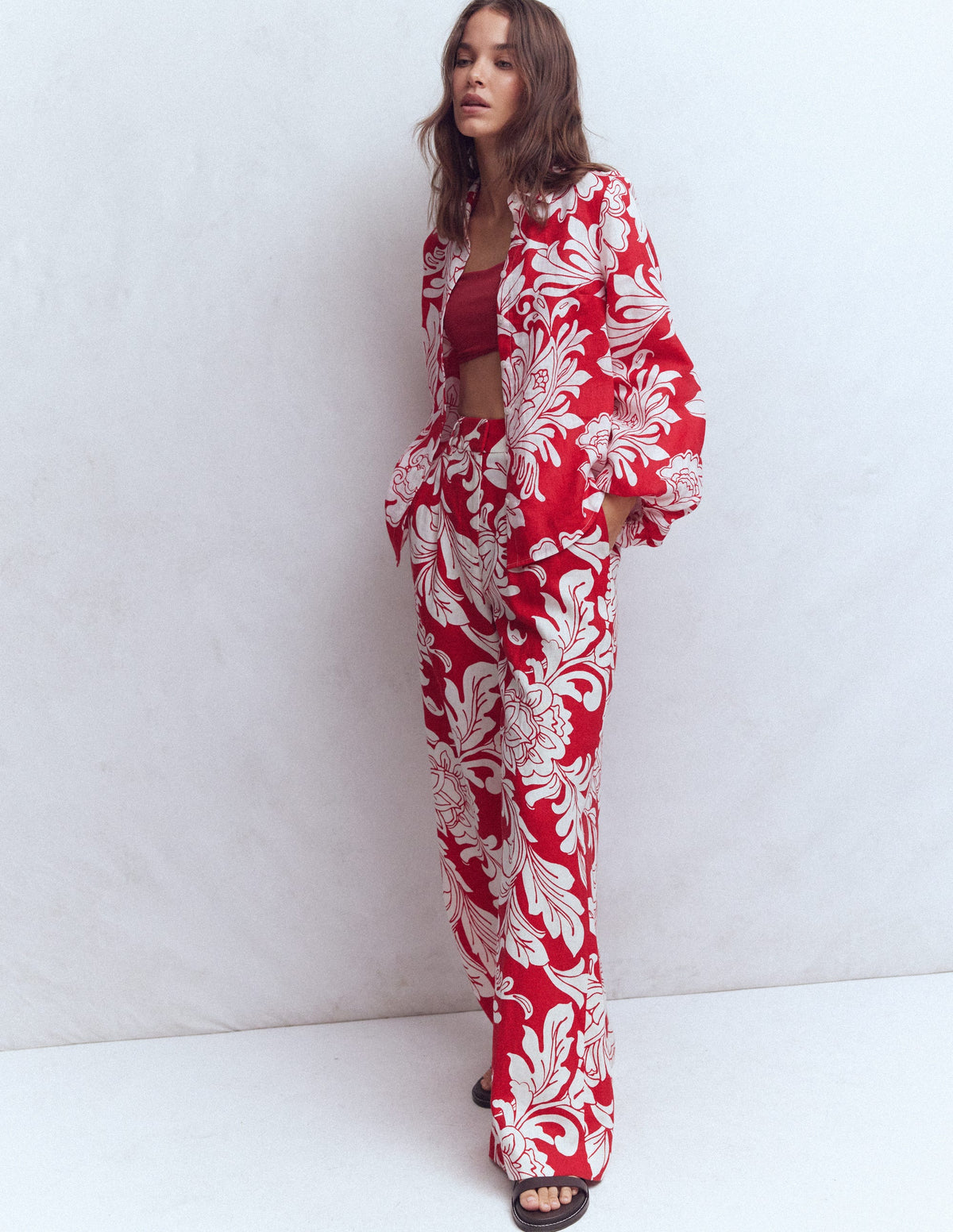Chemise en lin à manches bouffantes-Rouge Merida, motif Botanical Flourish - Image 2