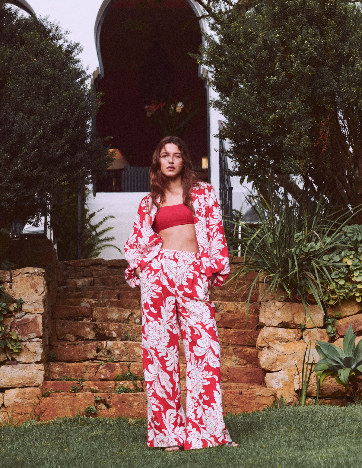 Chemise en lin à manches bouffantes-Rouge Merida, motif Botanical Flourish - Image 5