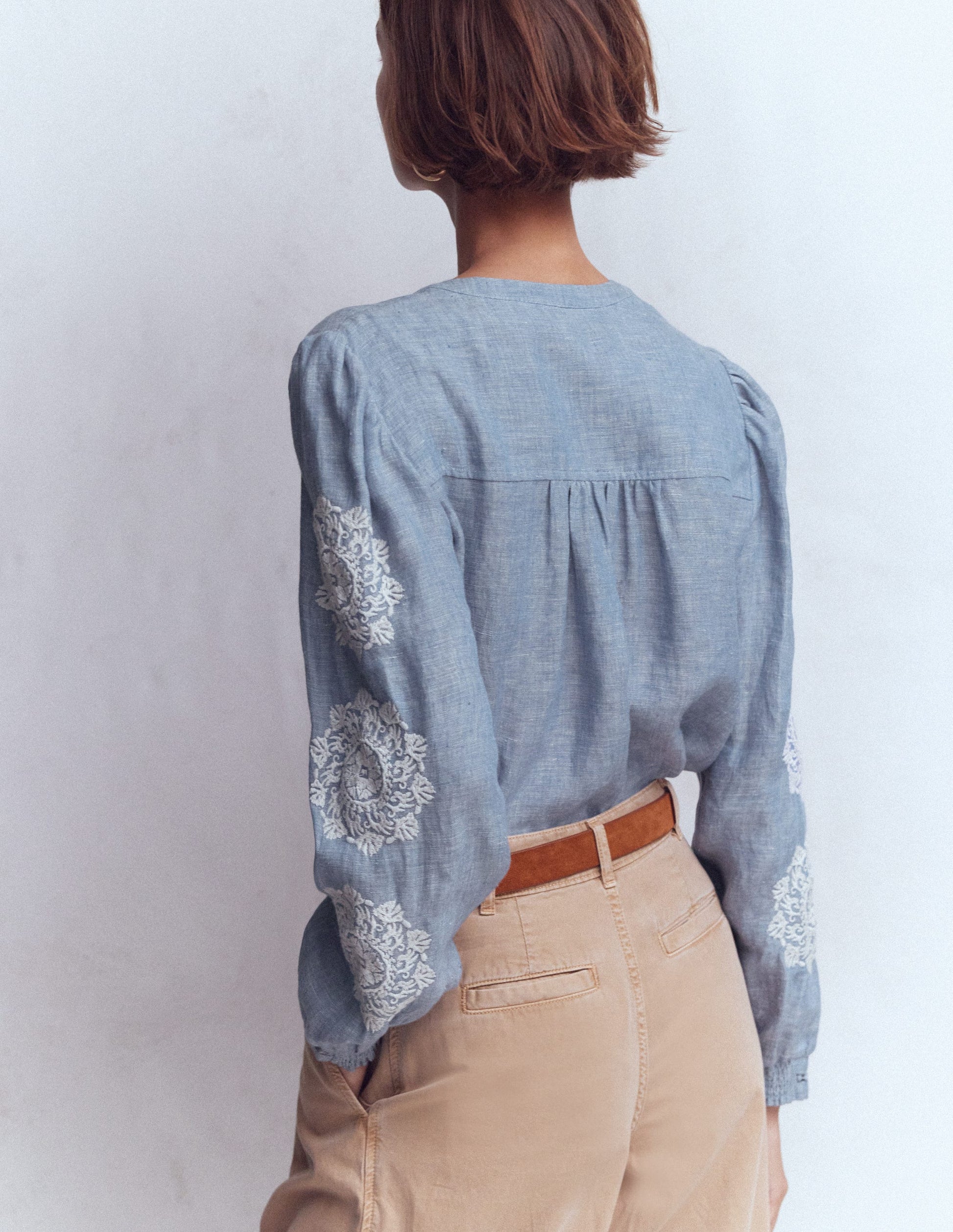 Besticktes Interest-Oberteil mit Besatz-Blauer Faux-Uni-3