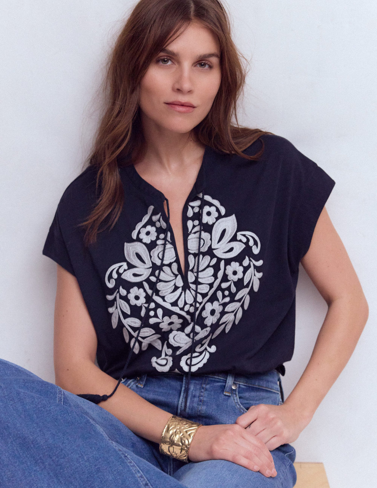 Nina T-Shirt mit gekerbtem Ausschnitt und Stickerei-Navy, Stickerei-1