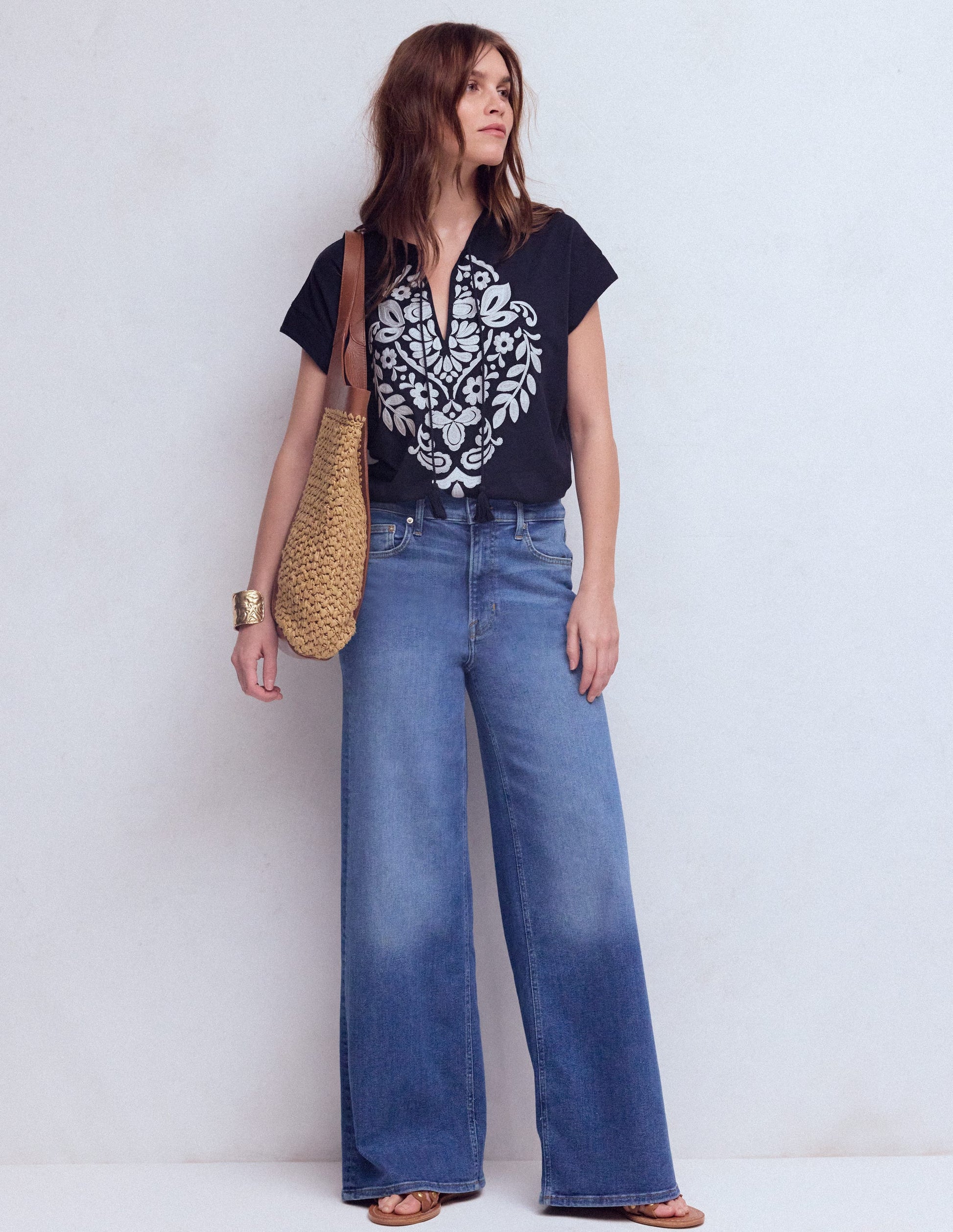 Nina T-Shirt mit gekerbtem Ausschnitt und Stickerei-Navy, Stickerei-4