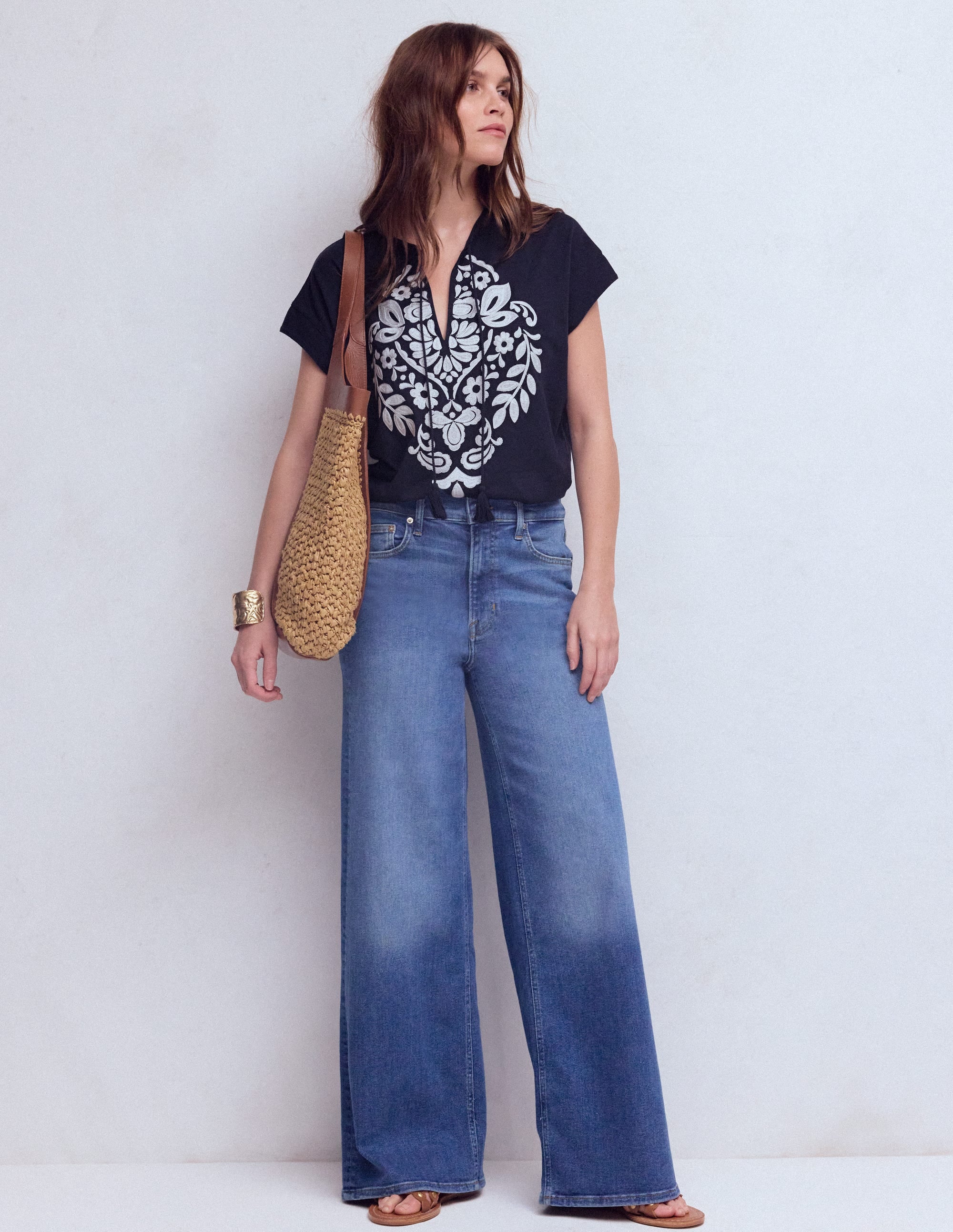 Nina T-Shirt mit gekerbtem Ausschnitt und Stickerei-Navy, Stickerei - Image 4
