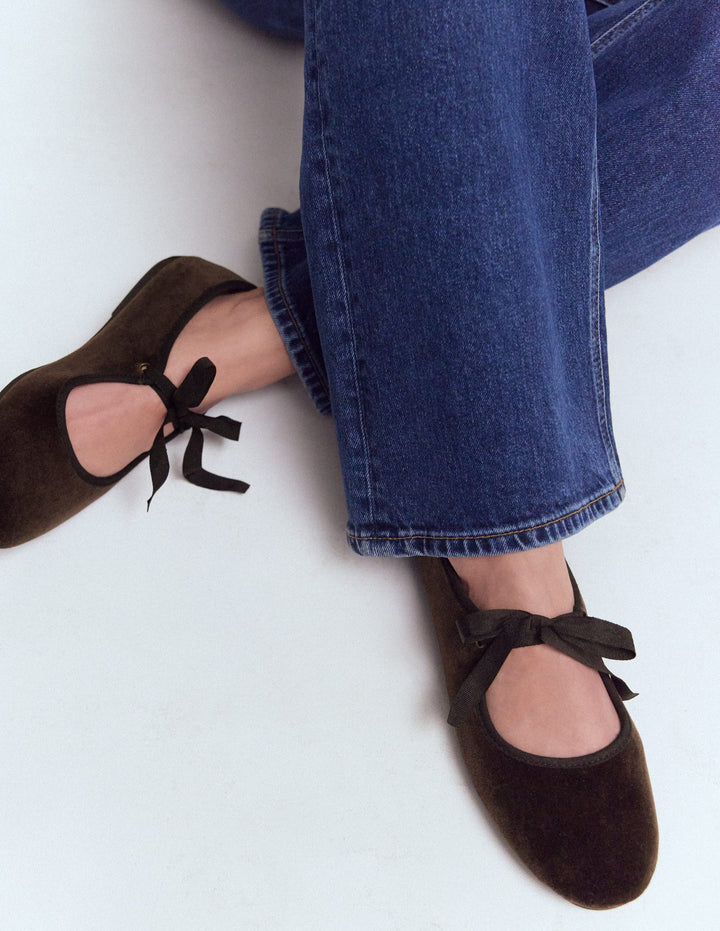 Flexible Mary Janes mit Schnürung-Schoko