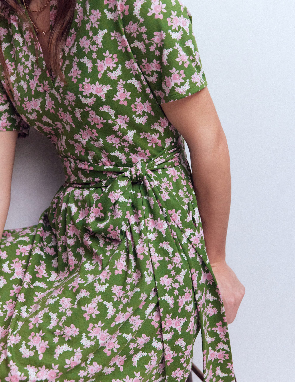 Daisy Ausgestelltes Jerseykleid-Promenadengrün, Zarte Blüten - Image 2