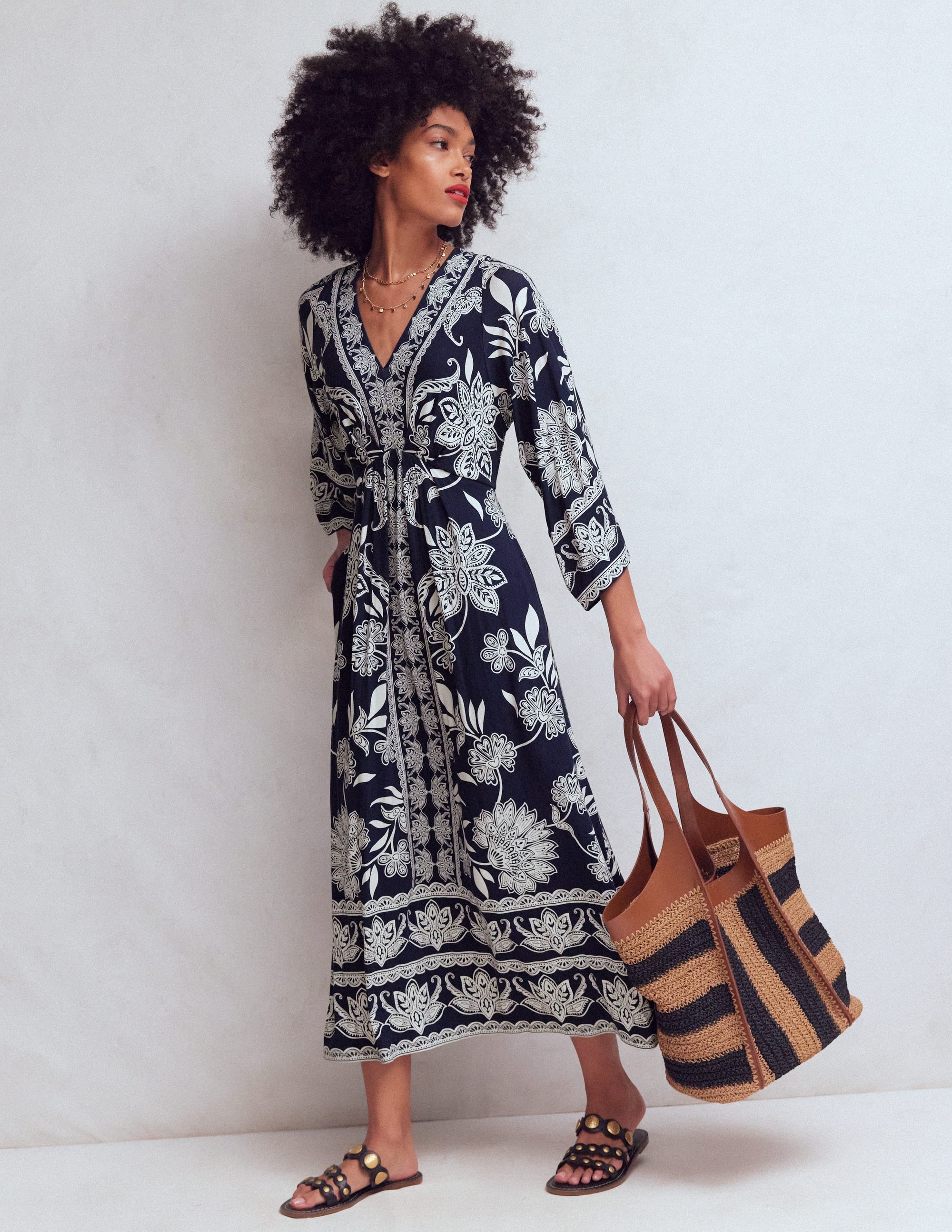 Nell Midi-Kimonokleid aus Jersey-Marineblau, Elegante Blüten - Image 1