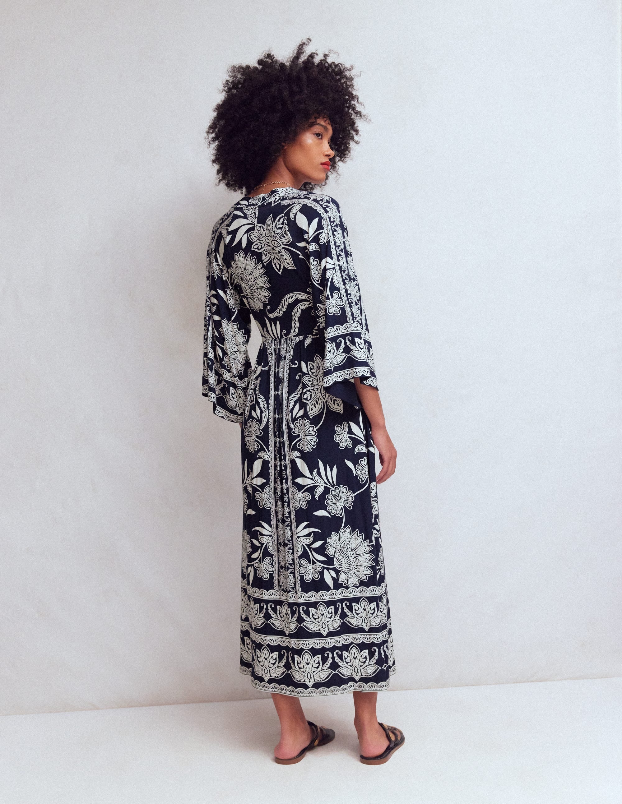 Nell Midi-Kimonokleid aus Jersey-Marineblau, Elegante Blüten - Image 3
