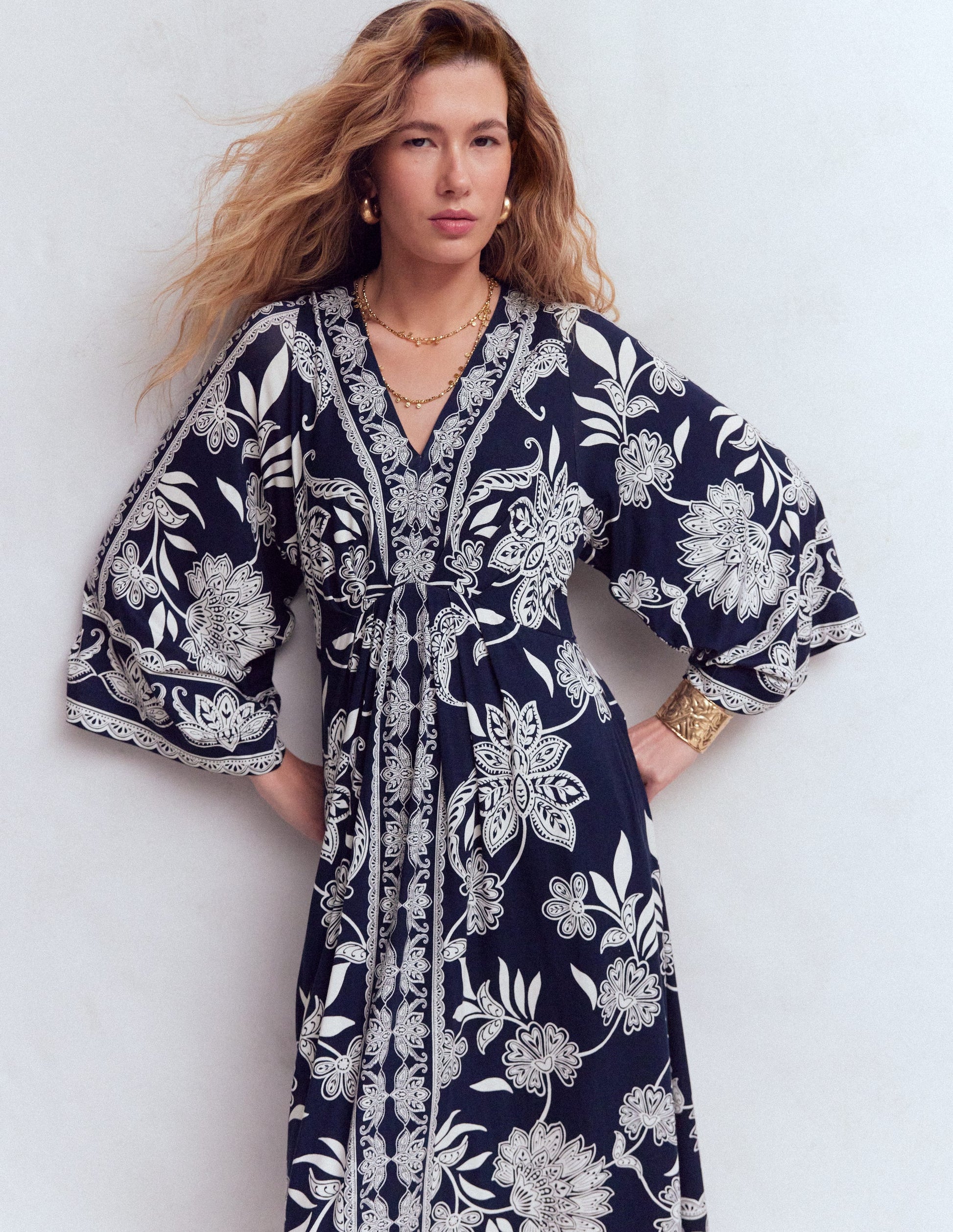 Nell Midi-Kimonokleid aus Jersey-Marineblau, Elegante Blüten-6