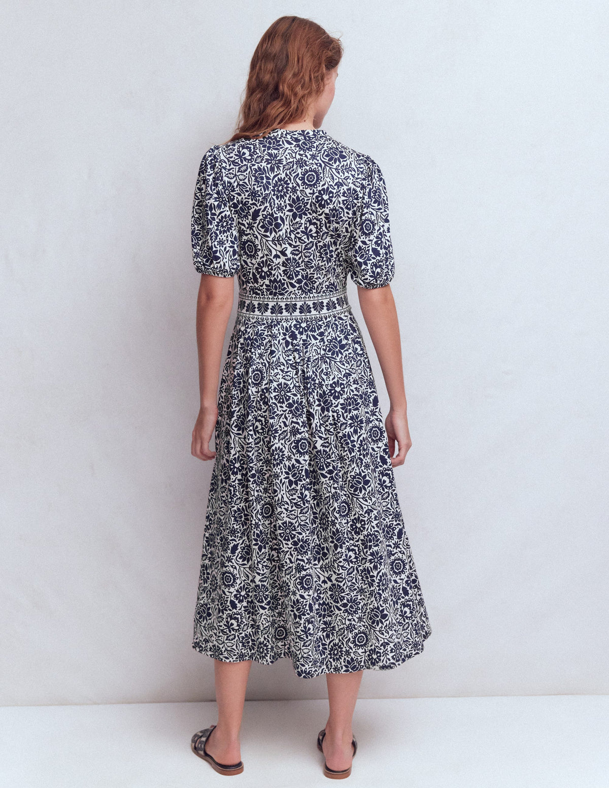 Amber Jersey-Midikleid mit Falten-Marineblau, Wiesenmuster - Image 3