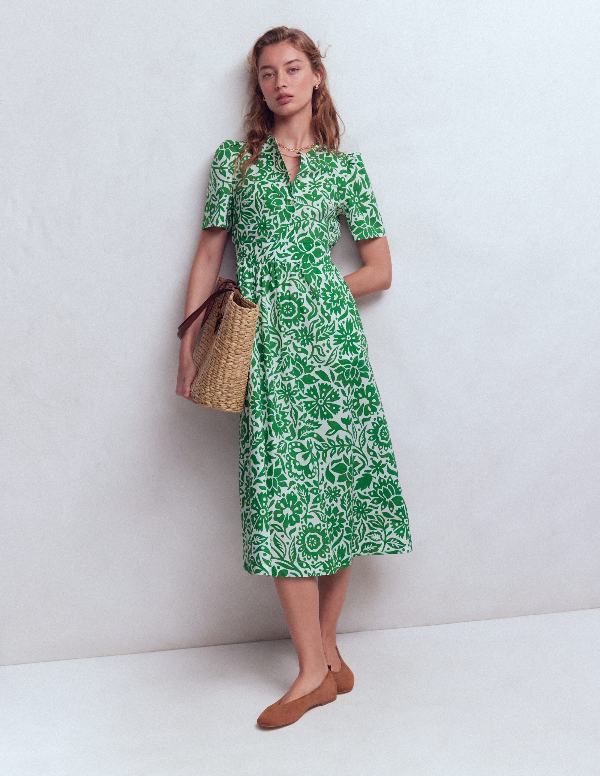 Ivy Baumwoll-Midikleid mit Knopfleiste-Saftiges Grün, Großflächiges Wiesenmuster - Image 1