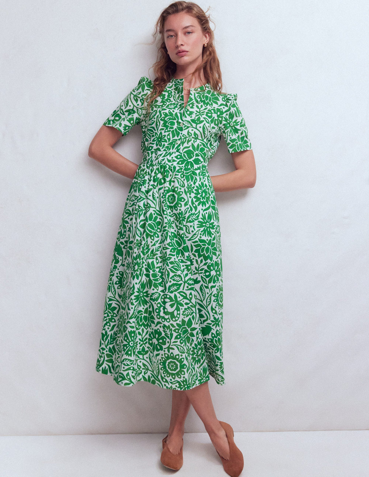 Ivy Baumwoll-Midikleid mit Knopfleiste-Saftiges Grün, Großflächiges Wiesenmuster - Image 4