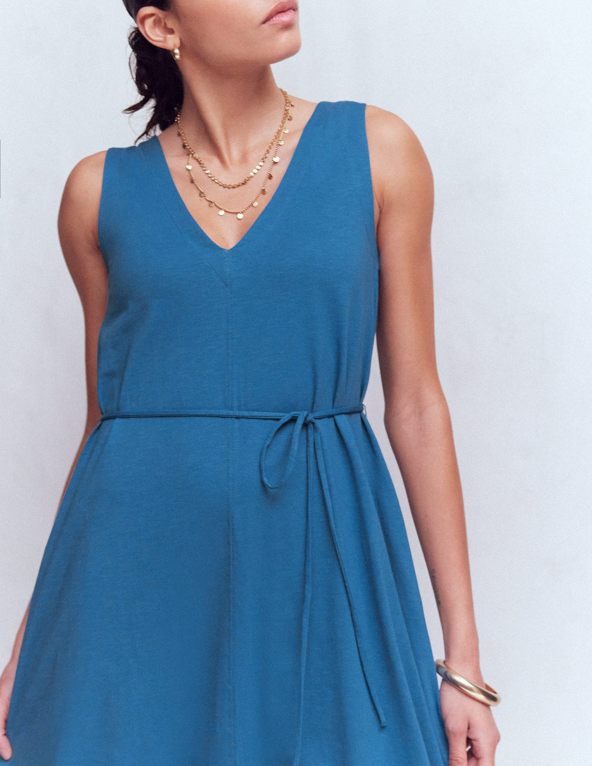 Mia Jersey-Midikleid mit V-Ausschnitt-Turmalinblau - Image 2