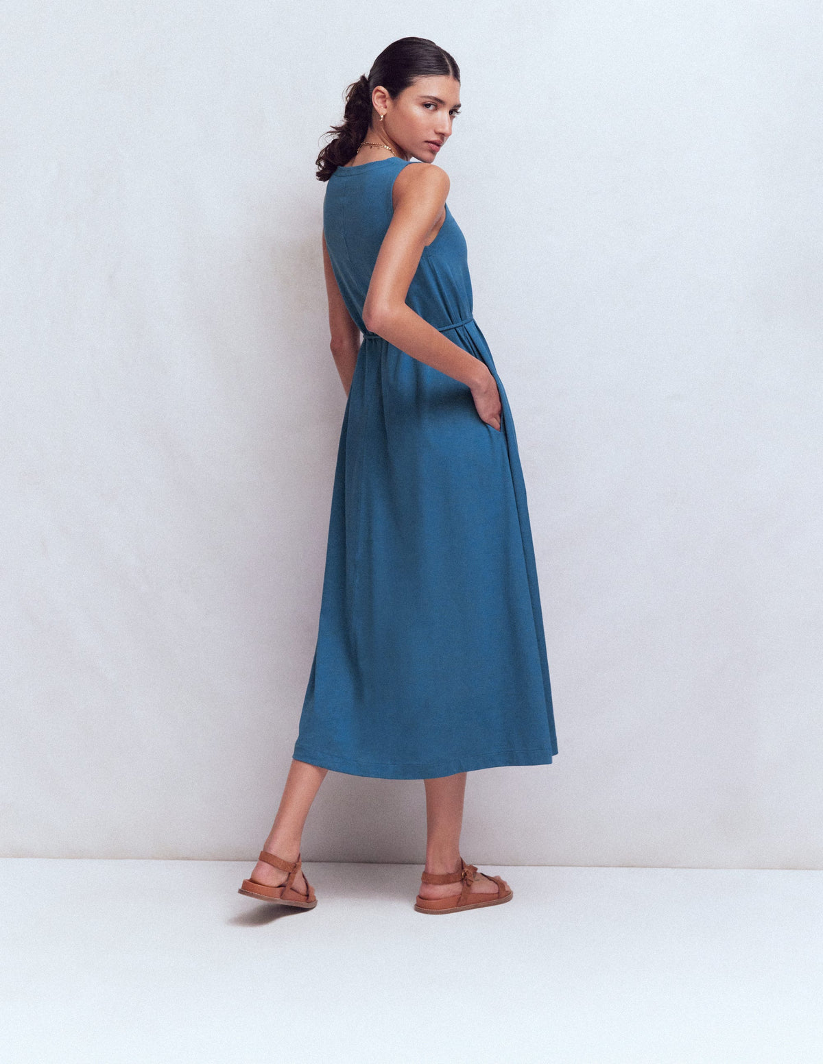 Mia Jersey-Midikleid mit V-Ausschnitt-Turmalinblau - Image 3