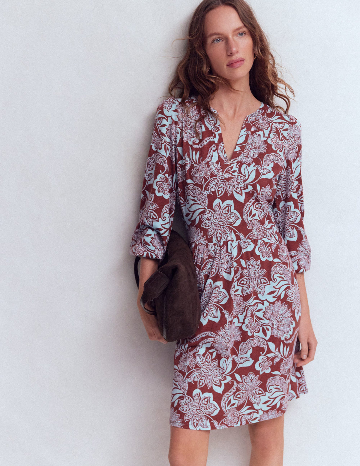 Cathy Jerseykleid mit gekerbtem Ausschnitt-Rostbraun, Elegante Blüten-1
