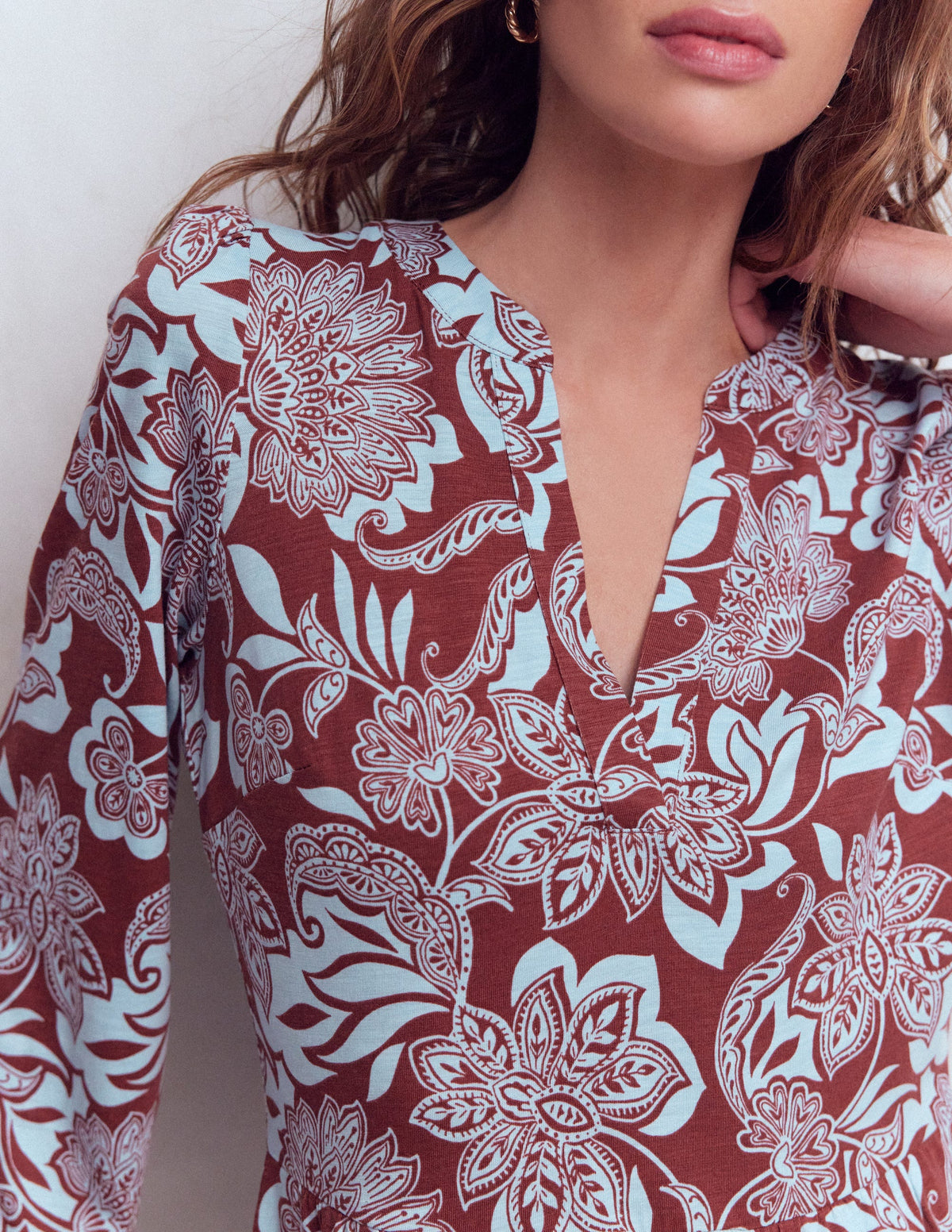 Cathy Jerseykleid mit gekerbtem Ausschnitt-Rostbraun, Elegante Blüten-2