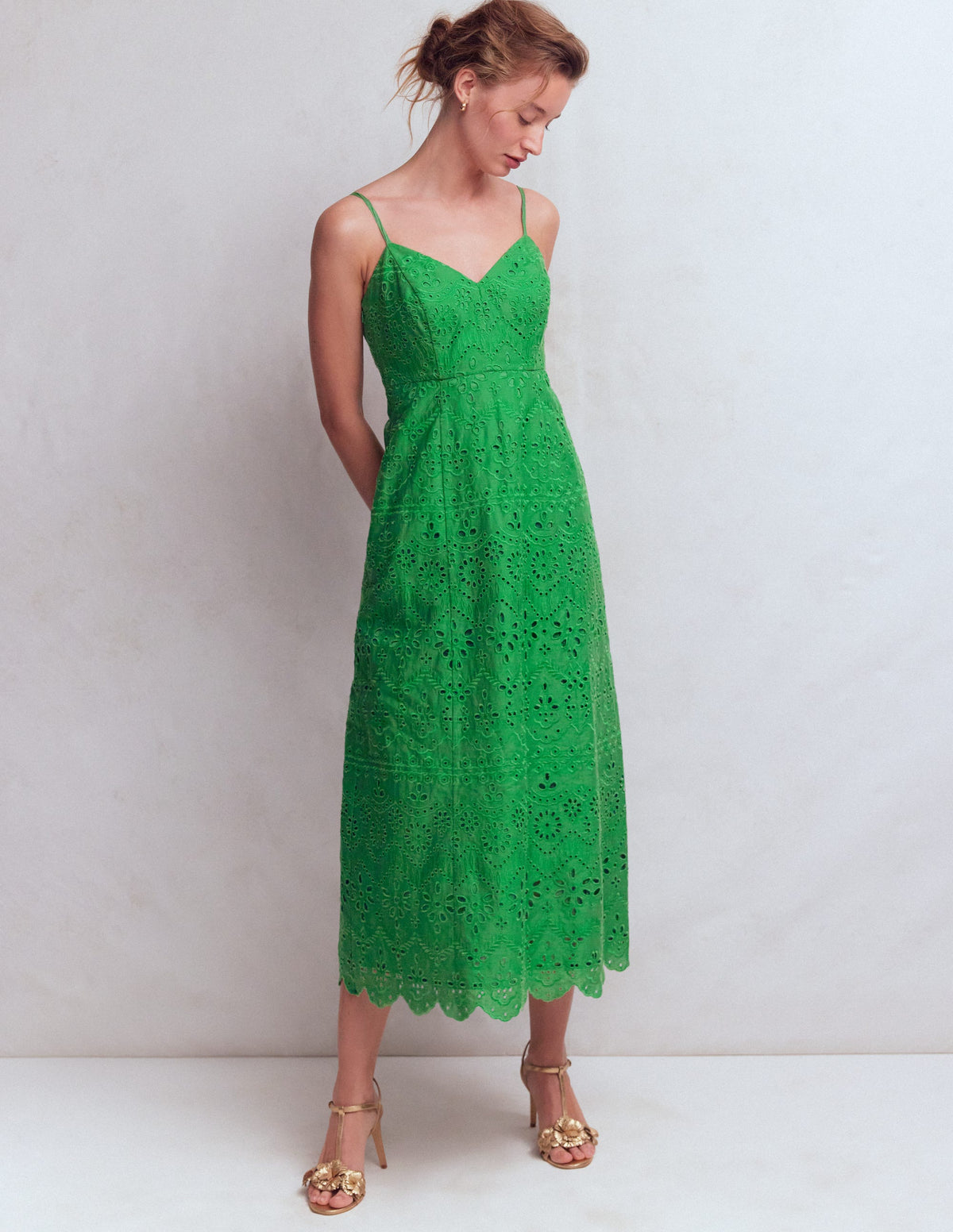 Robe en lin à taille empire et broderie anglaise-Broderie anglaise émeraude profond-4