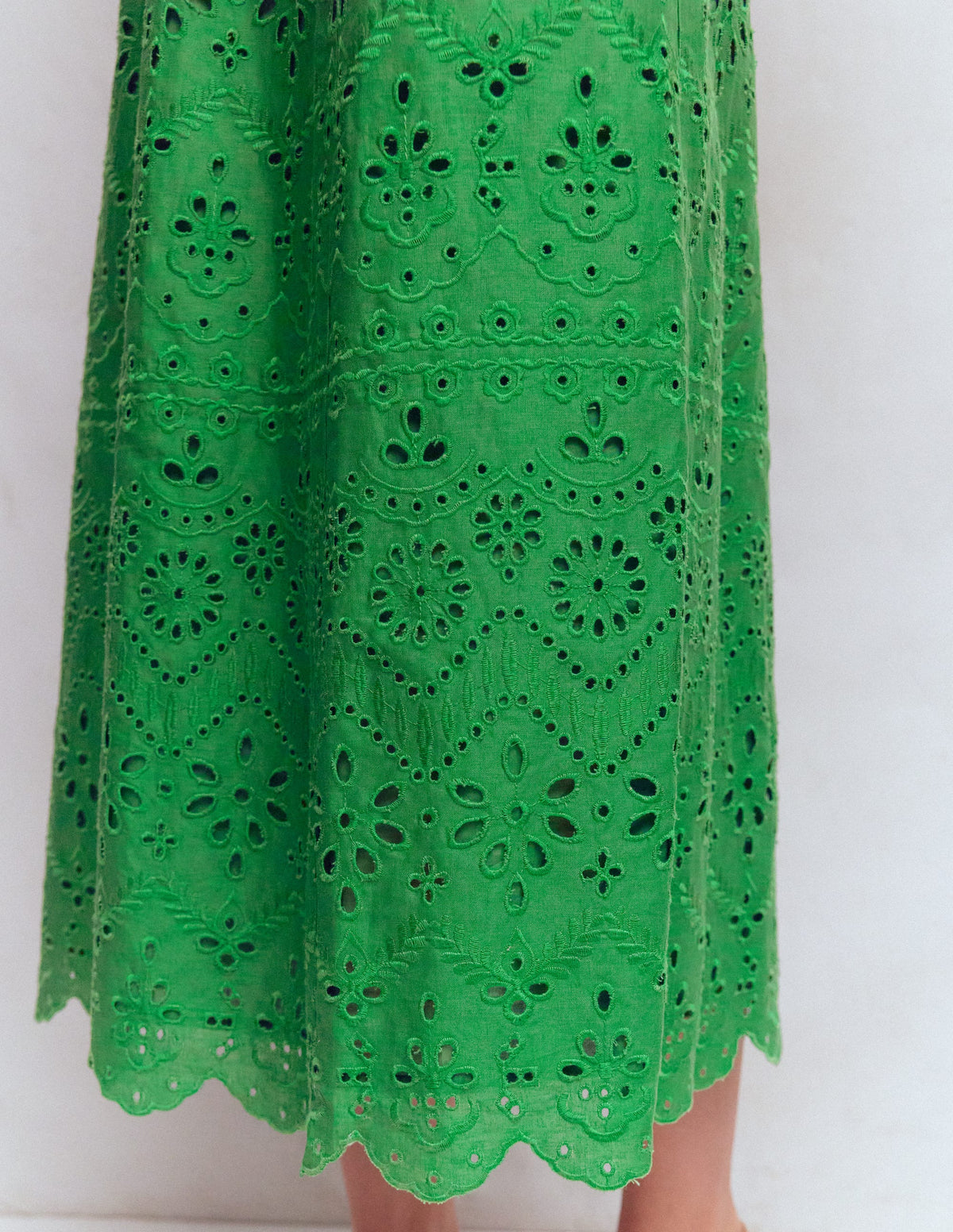 Robe en lin à taille empire et broderie anglaise-Broderie anglaise émeraude profond-5