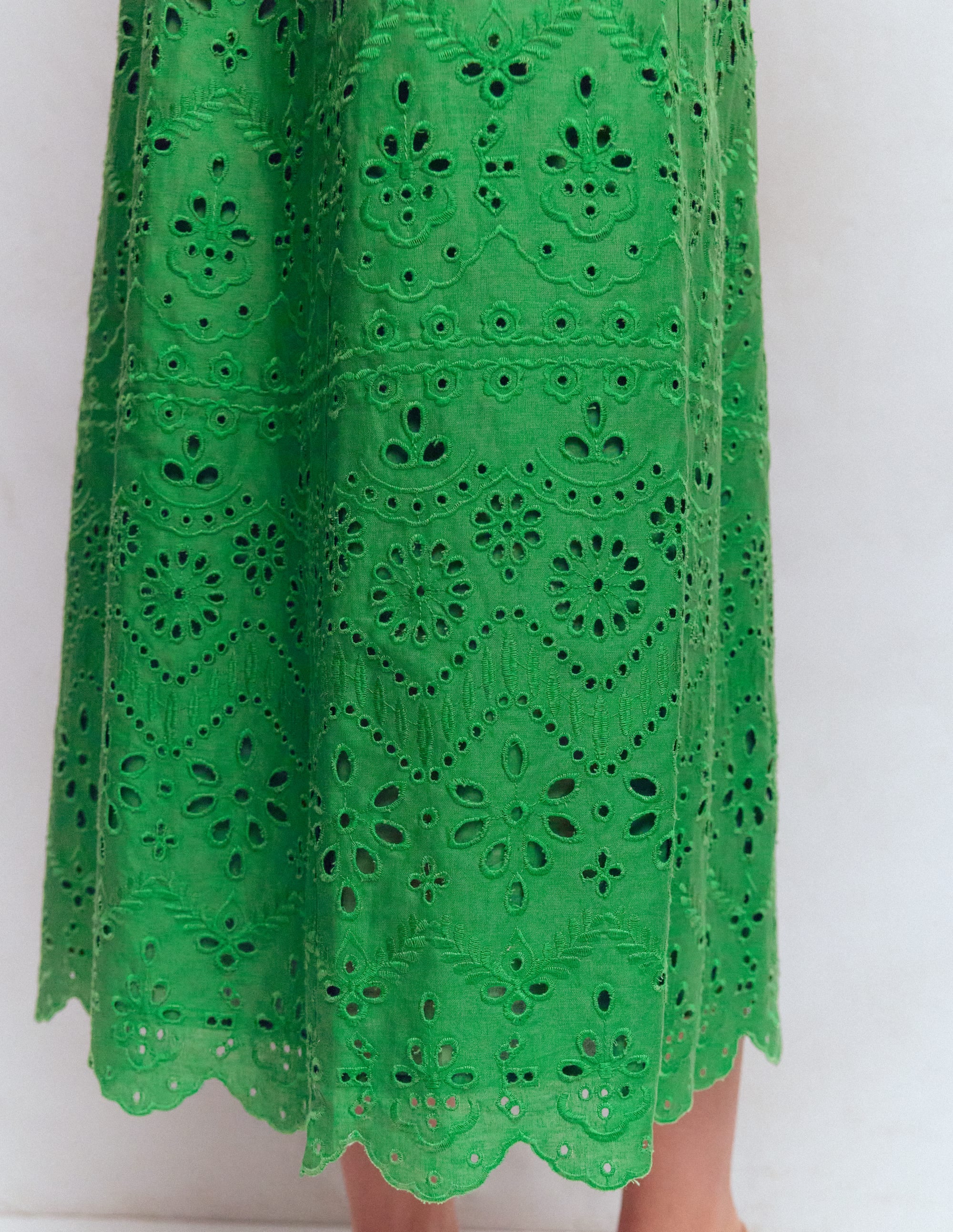 Robe en lin à taille empire et broderie anglaise-Broderie anglaise émeraude profond - Image 5