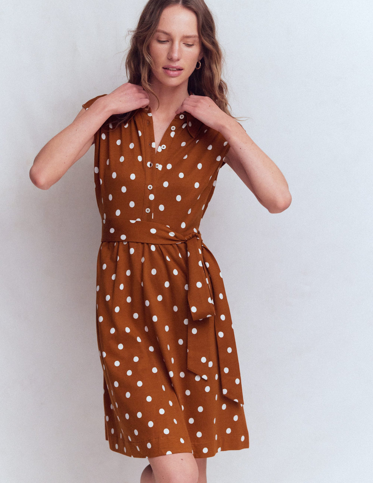 Honor Kurzes Jersey-Hemdblusenkleid-Cognac, Gemalte Tupfen-4
