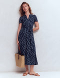 Naomi Jersey-Midikleid-Marineblau und Naturweiß, Gemalte Tupfen