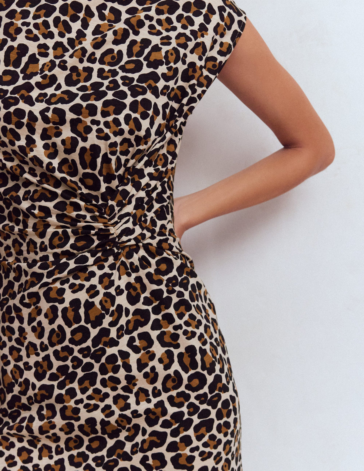 Delilah Midikleid mit Twistdetail-Mandelmilch, Gepard-Pop - Image 2
