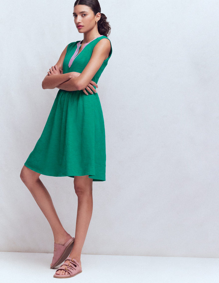 May Kurzes, besticktes Kleid-Tiefes Blaugrün