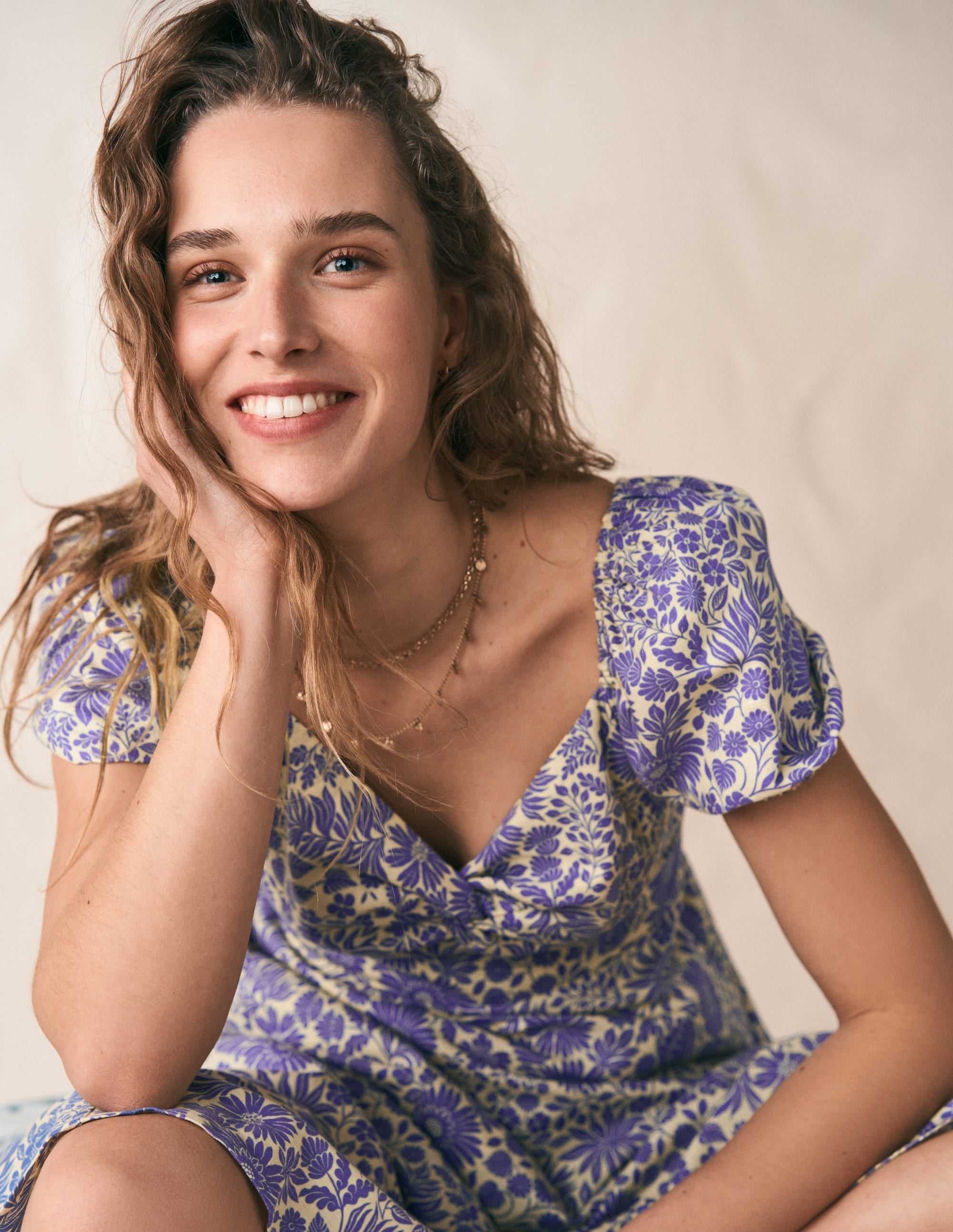 Kleid aus Leinenmischgewebe mit Twistdetail vorne-Han Violett, Blühendes Blumenbeet - Image 7