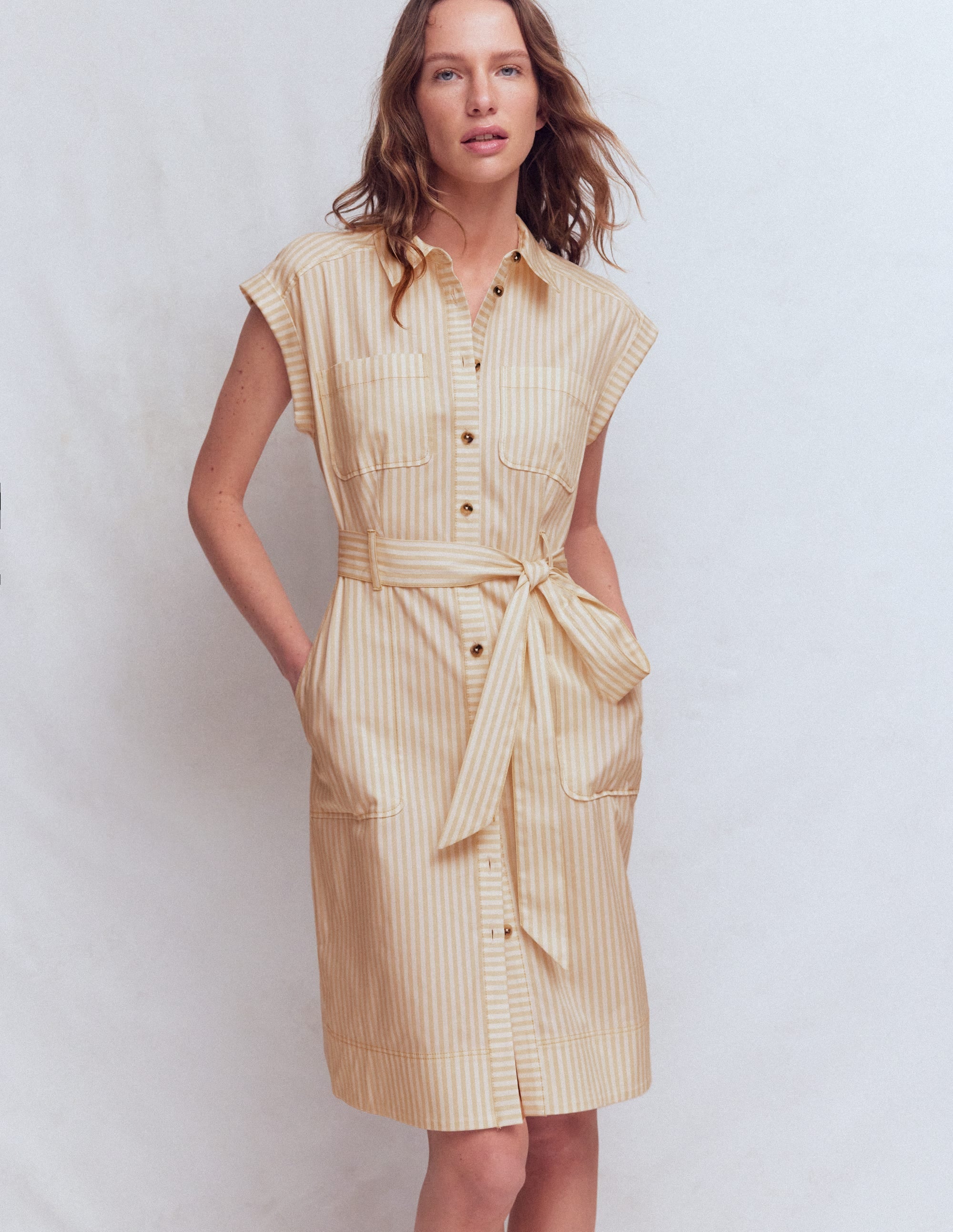 Kurzes Hemdblusenkleid mit Gürtel-Braun, Naturweiß Drillich Streifen - Image 1