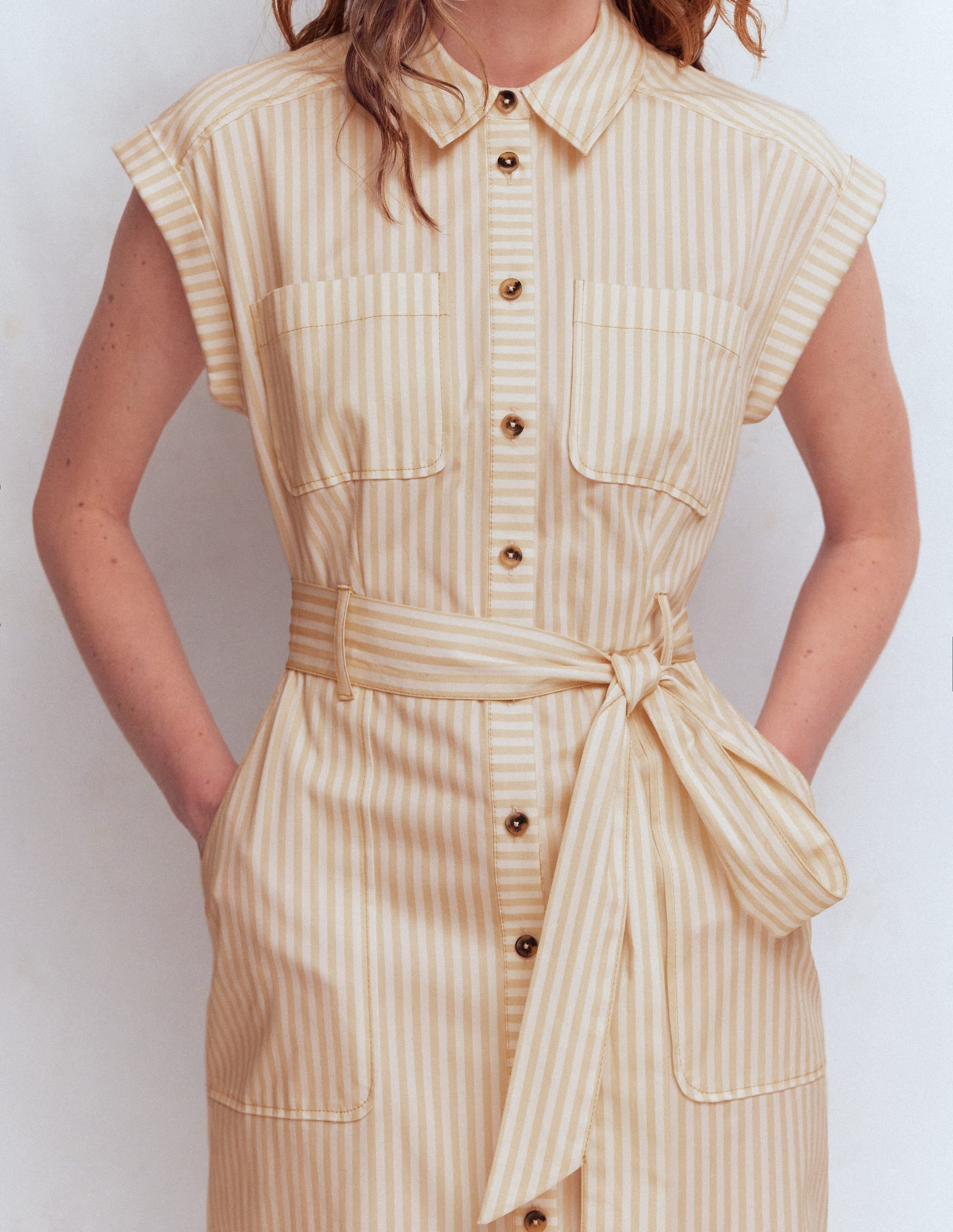 Kurzes Hemdblusenkleid mit Gürtel-Braun, Naturweiß Drillich Streifen - Image 2