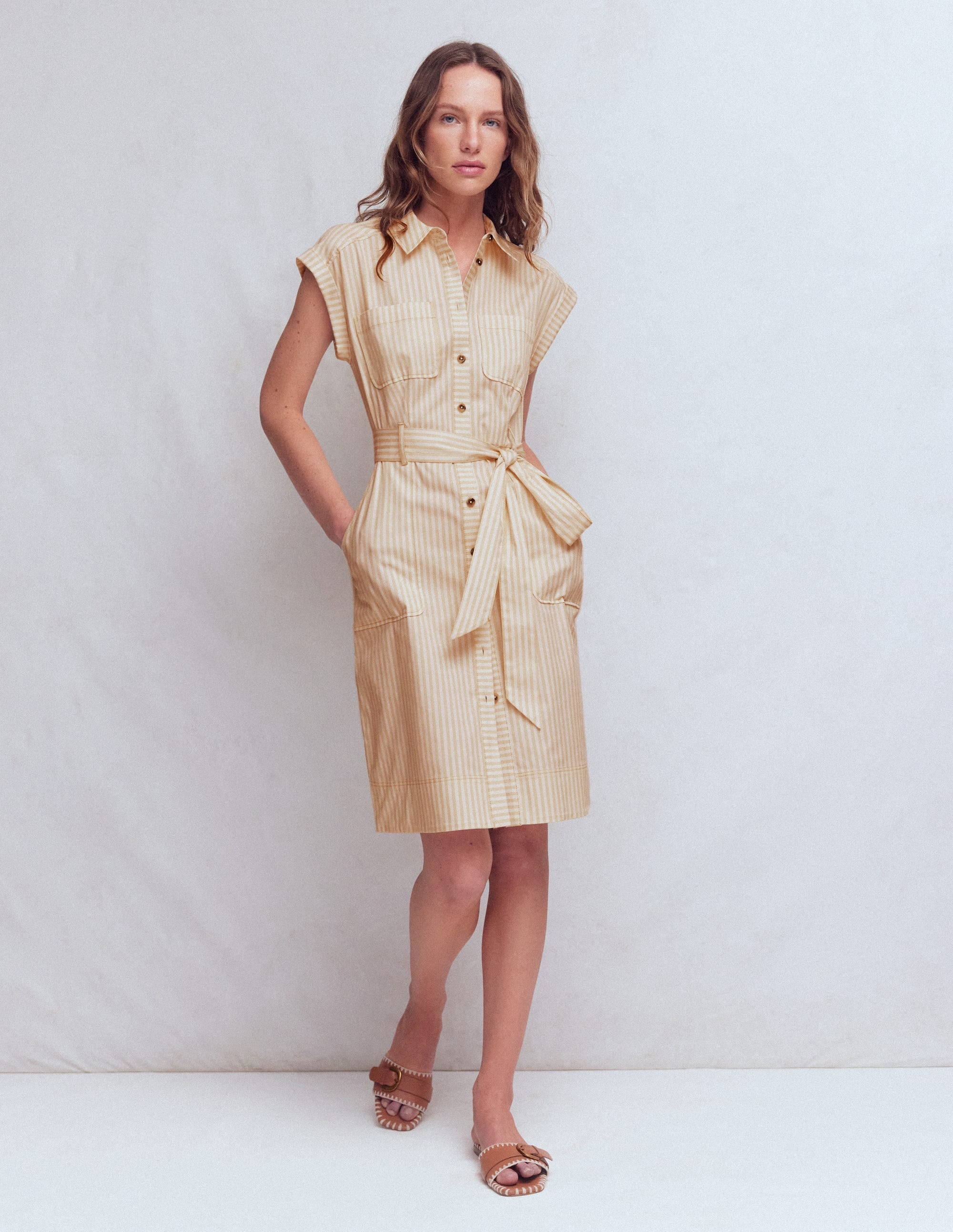 Kurzes Hemdblusenkleid mit Gürtel-Braun, Naturweiß Drillich Streifen - Image 4